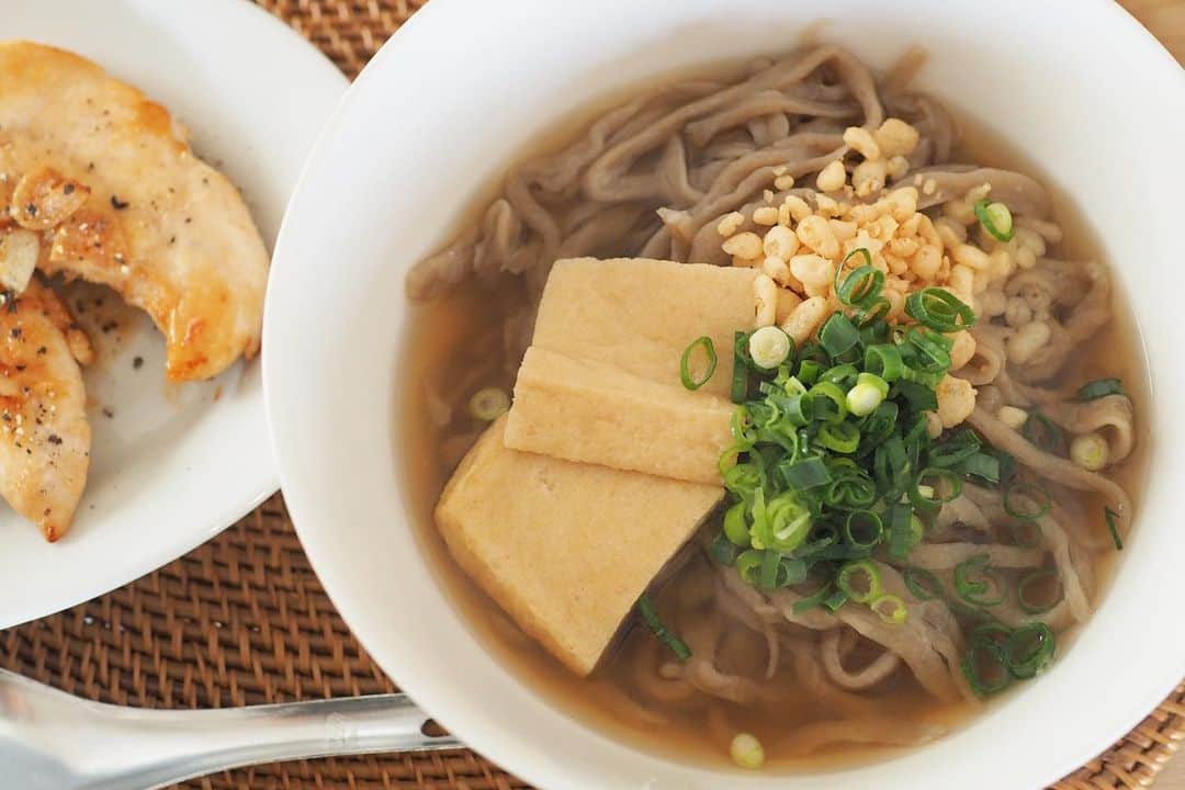 Rocoのインスタグラム：「02.28 ありもの入れてダメ皮うどん あとはささみのガーリックバター醤油焼き、具沢山サラダ うどんの麺としての課題はいろいろ残るけど…美味しく出来た (食べるのは一瞬だけどなかなかの手間ひまかかったな…)  #rocoごはん#晩ごはん#ダメ皮で作った」