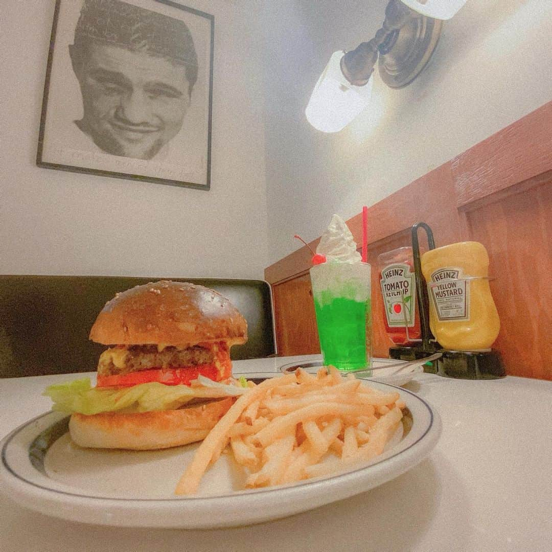 和希詩織さんのインスタグラム写真 - (和希詩織Instagram)「🍔✨🍹🍈🍦#カフェめし  . . . 最近気づいたらハンバーガー巡りしとる🤭💕 心赴くままにハンバーガー🍔食べてる笑笑 . . . 今回は渋谷パルコのB1の ON THE CORNER Shibuya( #オンザコーナーシブヤ ) . . メロンソーダがまたレトロで可愛いし チーズバーガーにしたよ🧀🙆‍♀️✨ パンふわっとしてバンズは女子が嬉しい控えめサイズ感。 厚切りトマトとチーズとバンズのハーモーニーが美味しくかった✨ . . . ちなみにポテト🍟は マスタードで食べる派✨ マスタード好きなのよね🤤✨ . . . . #ハンバーガー巡り #渋谷グルメ #渋谷カフェ #渋谷ランチ #ハンバーガー部 #レトロ喫茶 #アメリカンレトロ#映えスポット #お出かけスポット #お出かけ日和 #おでかけスポット #渋谷#PARCO #肉食系女子」2月28日 17時42分 - kazukishiori