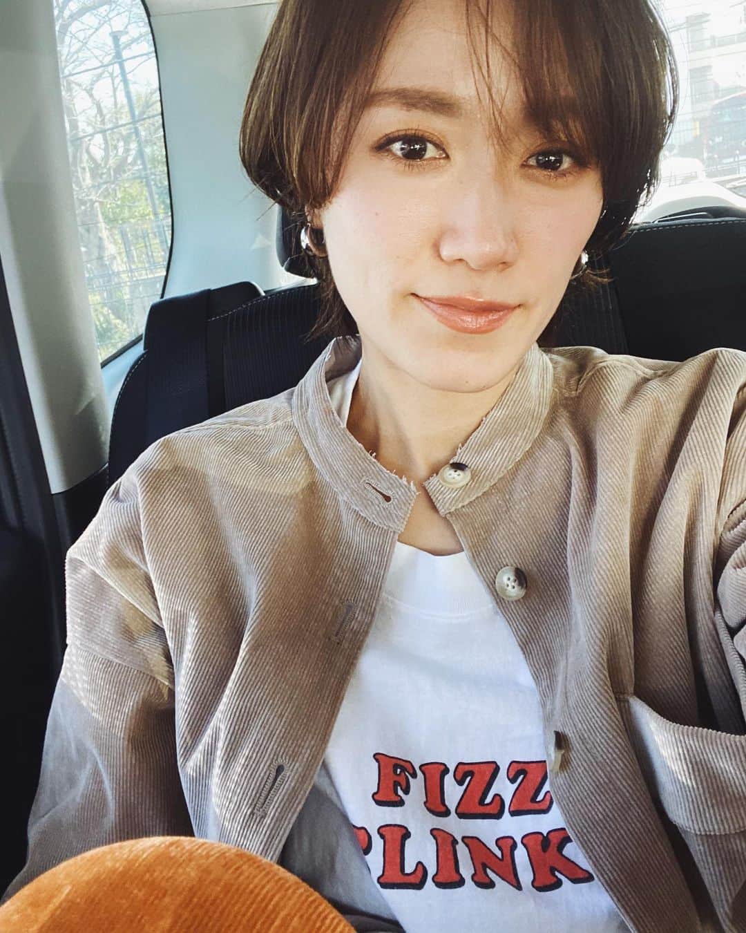 のインスタグラム：「今日は車の中にいると暑いくらいだった🌞 Tシャツにサマーコールのジャケットで十分💛 #ただしTシャツの下に長袖ヒートテック　 #ジャケット脱げないやつ　 . . . ジャケットのノーカラー部分は切りっぱなしになっているので、着ているうちによりラフな雰囲気が増していきます〜☺️ . . . #audreyandjohnwad_by金子三記  #audreyandjohnwad#landwards」