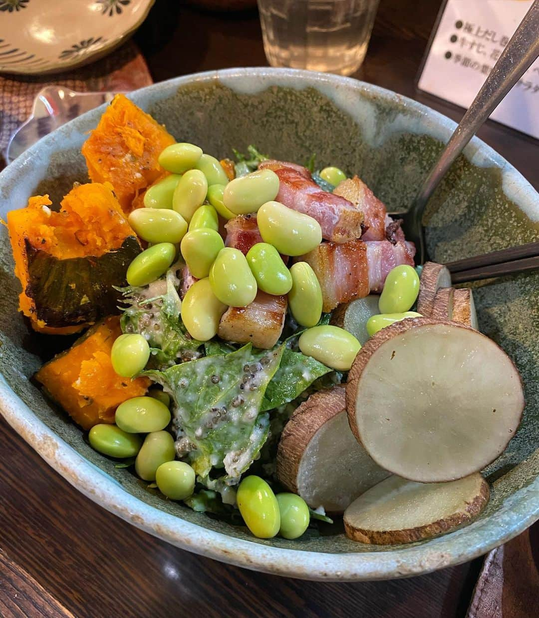 瀬奈ユウリのインスタグラム：「@yasai_izakaya_genki 🍅🥑🧄🥔🥬🥕  今回もとってもとっても美味しかった💖 初めて食べたシーザーサラダ、飛ぶ旨さだった💥 まじ飛ぶぞ💥美味しくって楽しくって元気でた☺️❣️ 他のメニューもたくさん食べたい〜😆！！！ (そして明太子のキャラがかわいすぎた) . #vegetables #veganrestaurant  #teppanyaki  #野菜 #鉄板焼き」