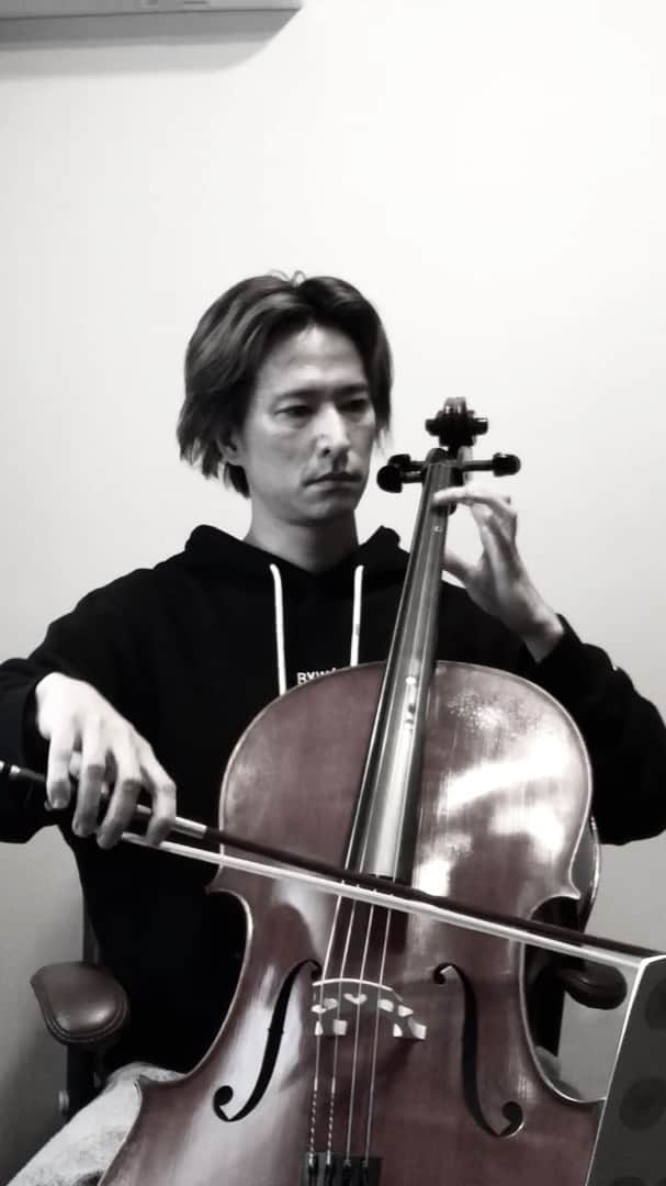 秋山真太郎のインスタグラム：「202日目✨Day202✨ If a 38-year-old man who can't read musical score suddenly starts playing the cello🎻 #チェロ#cello#첼로#클래식#allegromoderato#bach#アレグロモデラート#バッハ」