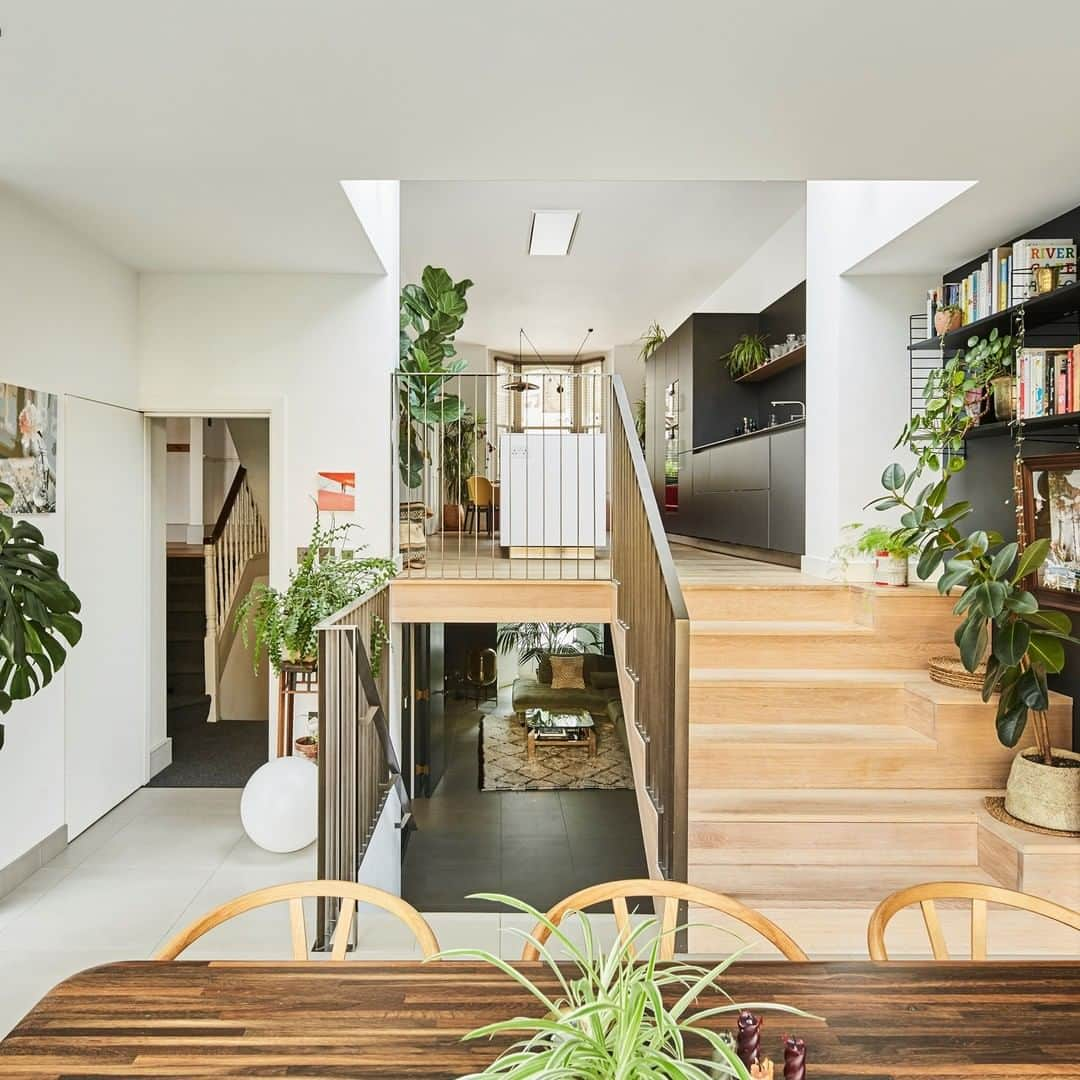 The Modern Houseさんのインスタグラム写真 - (The Modern HouseInstagram)「#forsale Go Green: a fully renovated Victorian home in north London with a spacious private garden. Head to our bio to view the sales particulars.」2月28日 17時38分 - themodernhouse