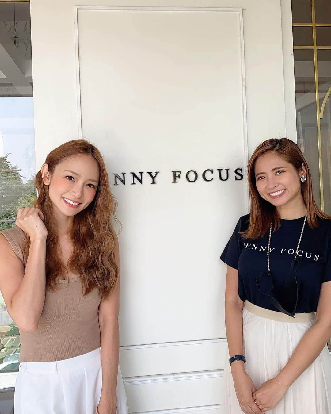 本田麻里絵さんのインスタグラム写真 - (本田麻里絵Instagram)「Jenny focus でネイルとマツエク🤍✨🤍 髪の毛が明るくなってちょっと華やかにしたかったので11mmの長さにしてみたよ🎵  ネイルは大理石風とアーミーカラーのスタッズ💅 子育て中なので長さがなくても爪が綺麗に見えるアート研究中❣️  バンコクのインスタグラマーEriちゃんと写真を撮ってインスタに載せるとまつエク無料券や、フットスパ無料券がもらえるプロモーション中‼️‼️ 【⚠️木曜日Only詳細は... @eri_thailife.141 】  赤ちゃん連れで行ったのにスタッフの方が見ててくれました🙇‍♀️💦 最後の動画はギャン泣き前の静かな時🤣  同じ時間にサロンにいた方( ；∀；)ご迷惑おかけしました😥  赤ちゃん連れでお出かけの難しさを思い知った1日でしたw 子供に優しいタイの環境や、サロンの方に感謝です💖  #eyelashes #eyelash #nail #nailart #naildesigns #nails💅 #nailstyle #bangkoknailsalon #bangkokeyelashes #beautysalon #バンコク生活 #バンコクライフ #バンコク在住 #バンコクネイル #バンコクネイルサロン #バンコクまつ毛エクステ #ネイルデザイン #大人ネイル #大理石ネイル #アースカラーネイル #上品ネイル #まつエク #アイラッシュ #美容女子 #女子活」2月28日 17時38分 - mariennu.bkk