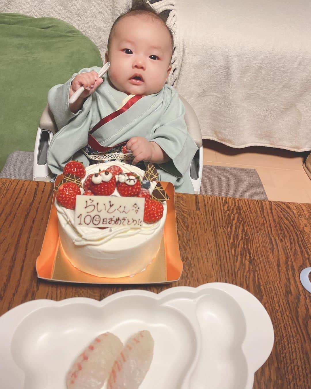 大石ほのかのインスタグラム：「お食い初め🍣🎂  #likeforlike#❤️#いいね#followforfollowback#follow#me#baby#ベビスタグラム#赤ちゃん#男の子ママ#BabyBoy#love#赤ちゃんのいる生活#Instagood#かわいい#dog#犬#宝物#ベビー#家族#family#followｍe#follow4follow#f4f#pretty#cutedog#男の子#ママスタグラム #ママ #お食い初め」