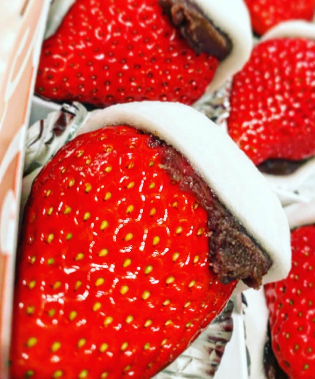 中華首藤のインスタグラム：「🍓🍓🍓  デ、デカイ(о´∀`о) ウ、ウマイ(*≧∀≦*) #熊本グルメ  #熊本スイーツ巡り  #米白餅本舗  #東バイパス店  #人気 #おっきないちご大福  #ホワイトデーのお返しに  #他の大福も美味しそう  #自分のご褒美  #スイーツ男子と繋がりたい  #男子 #女子   #熊本県 #大分県 #中九州タレント #ローカルタレント #中華首藤」