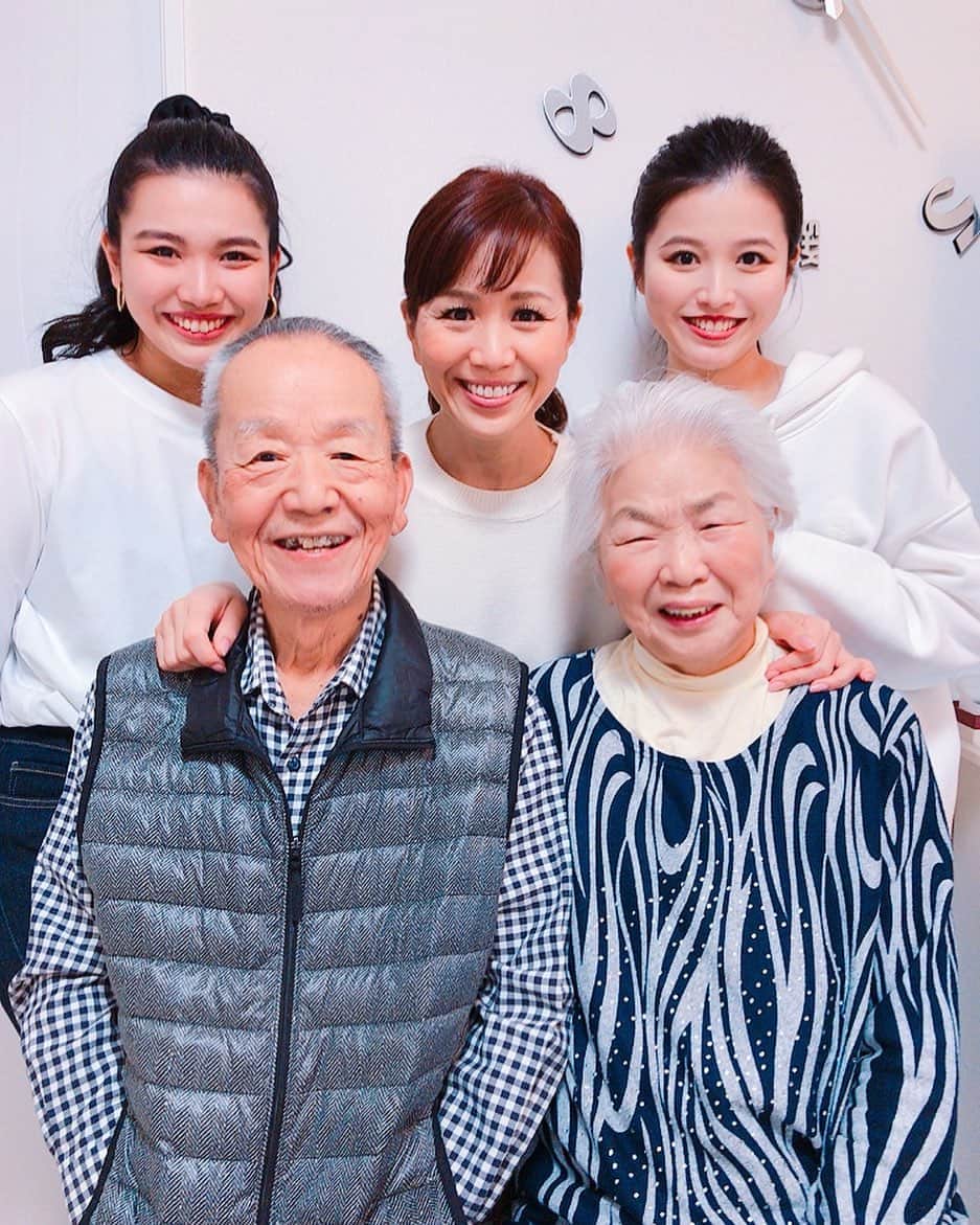 重太みゆきさんのインスタグラム写真 - (重太みゆきInstagram)「ジャジャーン、今年初めて一人暮らしをしている長女が顔を見せに帰ってきたので5人揃ってランチできました❣️たくさんの笑いに包まれて幸せそうな両親の姿に、なんだか今日は泣けました。この両親がいたからこその私です。ありがとう❤️#重太みゆき #ファミリー」2月28日 17時44分 - shigetamiyuki