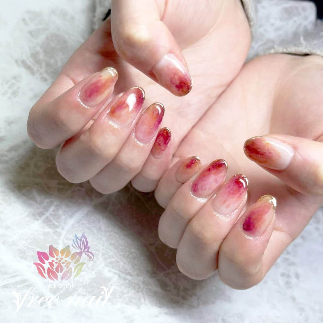 ネイルアーティストRYさんのインスタグラム写真 - (ネイルアーティストRYInstagram)「. ニュアンスネイル💅🏻🌸✨ . 春っぽロージー🌹🌸 . #ネイリスト #ネイルアーティスト #ネイルアート #ネイルチェンジ #ネイルサロン #大阪ネイルサロン #ネイルスクール #ネイル動画 #ジェルネイル #ネイルデザイン #ニュアンスネイル #メタリックネイル #アンニュイネイル #ロージーネイル #ピンクネイル #赤ネイル #デザインネイル #トレンドネイル #おしゃれネイル #シンプルネイル #大人ネイル #春ネイル #springnails #美甲 #日式美甲 #日式美甲胶 #日本美甲师 #日本美甲老师 #美甲上课 #日本胶」2月28日 17時44分 - nail_artist_rm