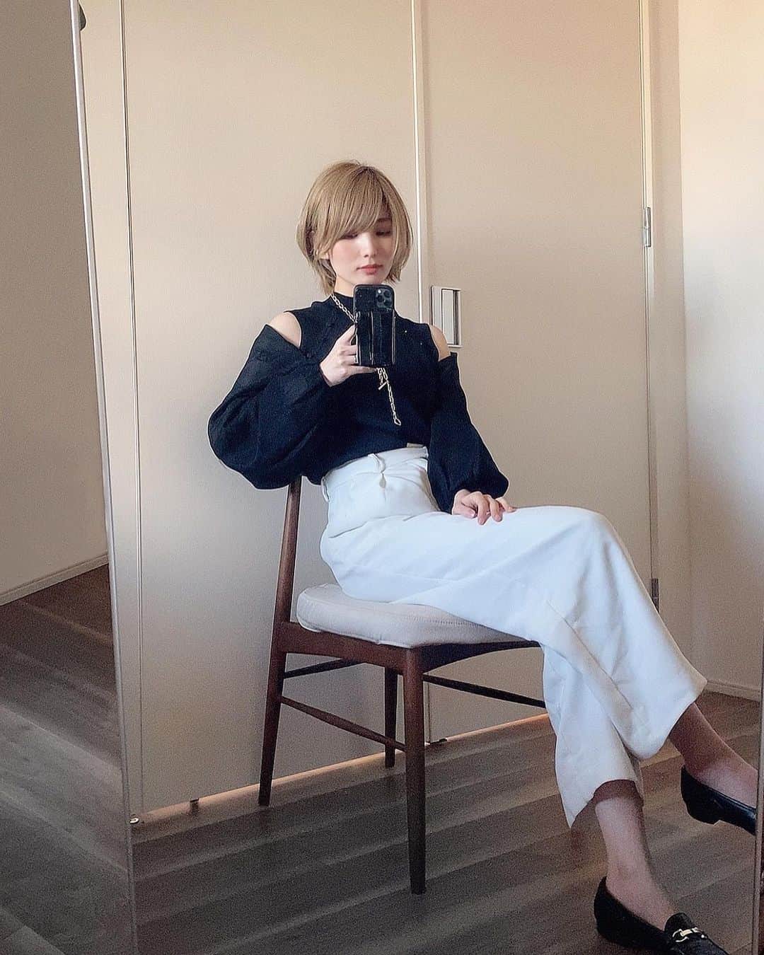 サキのインスタグラム：「. 今年の春夏もシースルーたくさん出てますね☺︎  引き続き沼ってます #amerivintage のトップス 袖が外せるようになってていろんな着方ができるらしい  #inmood #odetteeodile」
