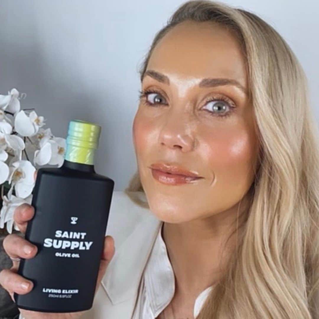 エリザベス・バークレーのインスタグラム：「I love to celebrate amazing women in my life who help to empower others. Congratulations to my dear girlfriend @vickyvlachonis for the launch of her #LivingElixir. This has been a true labor of love for her...a drinking oil supercharged with polyphenols and antioxidants straight from the ancient, sacred, olive groves of her native Greece. The health benefits are endless and I know we all could use some extra self care for our bodies right now. A small shot of oil has become part of my morning ritual.  @saintsupplyco✨✨✨🙏🏼❤️❤️ you can see more in @vogue and on @beyonce Beyoncé.com #body #love #health #beauty #selfcare #glow」