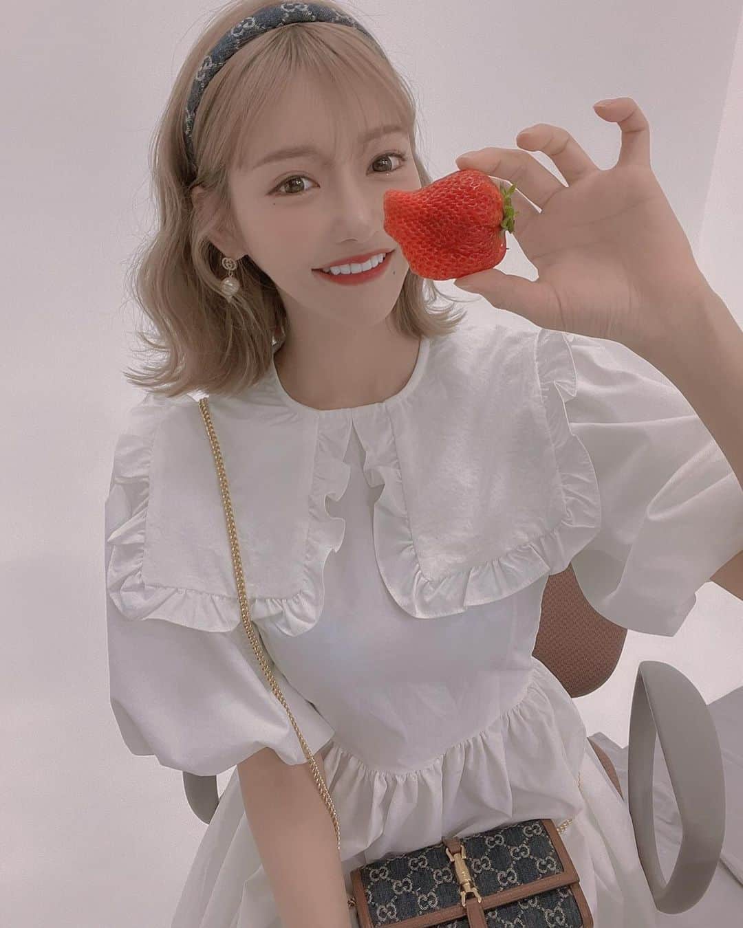 明日花キララのインスタグラム：「いちご狩り行きたい🍼🍓👒 #大きな襟ってかわいいよねー #私服ちゃん」