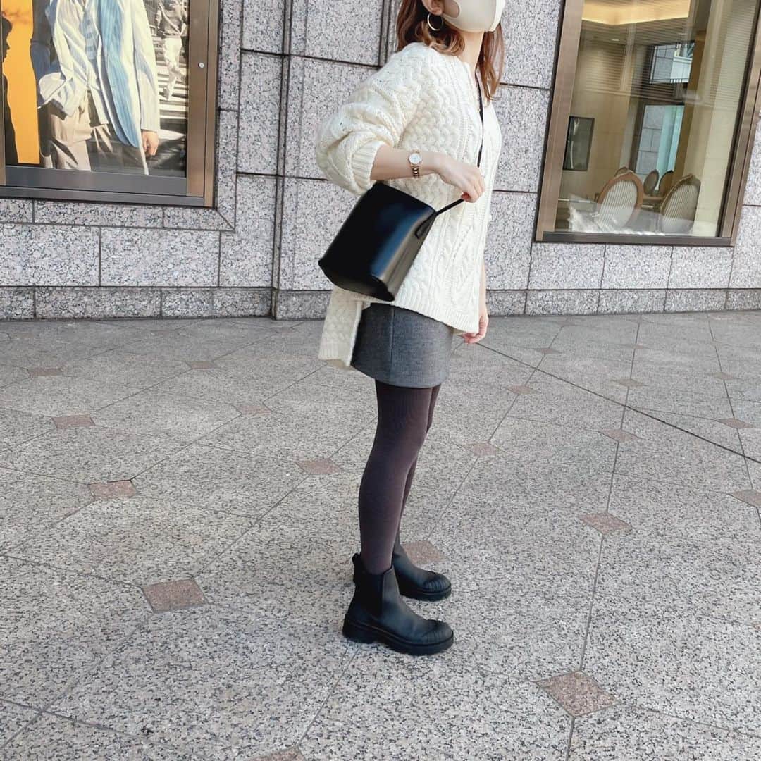 のインスタグラム：「今日はポカポカ☀️ 小春日和でした🌸 早く雪全部なくなれーい⛄️ * * #ootd #outfit #mood #locari #mamagirl #mery #partegram #knit #zara #adametrope #ママコーデ #ママファッション　#シンプルコーデ #今日のコーデ #今日の服　#おしゃれさんと繋がりたい #大人カジュアル #男の子ママ」
