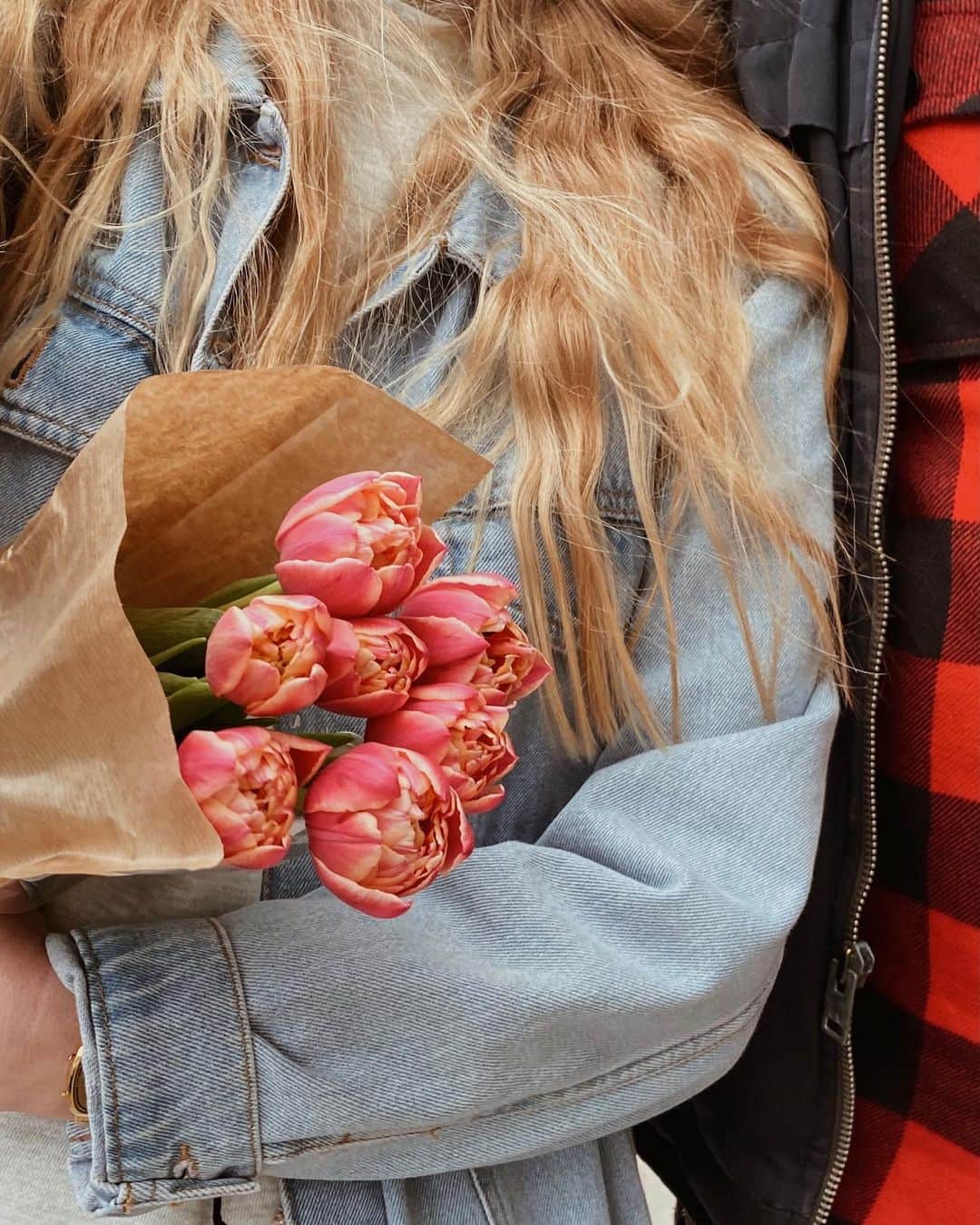 Annette Pehrssonのインスタグラム：「when he gets you flowers for the weekend 💖」