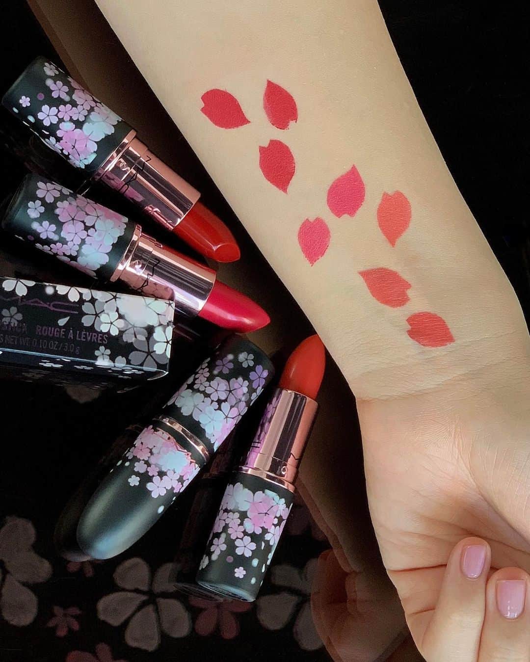 M∙A∙C Cosmetics Japanのインスタグラム：「この春、月の下で桜が咲き誇る🌸限定の夜桜パッケージのコレクションから、リップスティックのカラーを一足早くお届け！その他アイテムのスウォッチも続々登場予定😉 ㅤ ■M・A・C BLACK CHERRY リップスティック(税込3,630円) *3/4(木) 公式オンライン先行発売 *3/5(金) 全国発売 ㅤ #MACBlackCherry #MACブラックチェリー #桜コスメ #MAC」