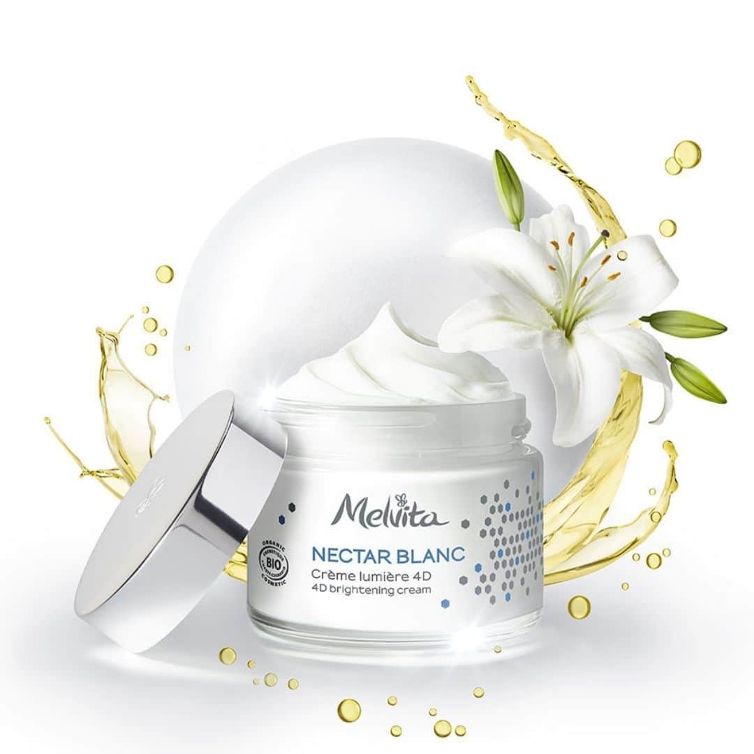 Melvita Officialのインスタグラム：「On ne sait pas vous mais nous la grisaille ☁ ça nous donne un teint terne…☹️  Ravivez l’éclat de votre peau avec notre nouvelle Crème Nectar Blanc pour retrouver naturellement un teint unifié et lumineux en cette fin d’hiver.  Un cœur bleu 💙 en commentaire si vous avez envie de tester cette nouveauté.  #Melvita #NectarBlanc #bio #beautebio #cleanbeauty #grisaille」