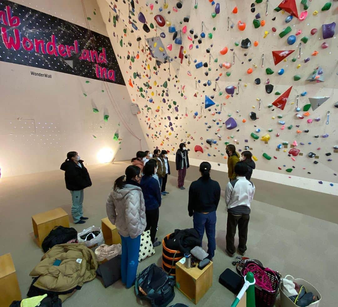 尾上彩さんのインスタグラム写真 - (尾上彩Instagram)「Climbing lesson at @edgeandsofa_boulderingpark 💪🏻🔥 ・ 北信越合同練習会に講師として行ってきました！ 選手にとってはハードな２日間だったと思いますが、自分の経験を直接伝えることができて嬉しいです😊 このような機会を作ってくださり、ありがとうございました🙏🏻 何かひとつでも吸収してくれていたら嬉しいなぁ〜☺️ ・ @patagoniajp @patagonia_climb #climbing #bouldering #climblikeagirl #クライミング #ボルダリング」2月28日 18時00分 - aya_onoe