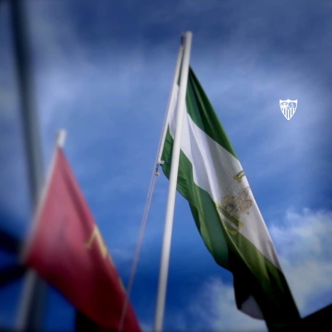 セビージャFCのインスタグラム：「Andaluces, nuestro 𝗤𝗨𝗘𝗥𝗘𝗥 será siempre nuestro 𝗣𝗢𝗗𝗘𝗥.  ¡Feliz día de Andalucía! ❤️   #WeareSevilla #NuncaTeRindas #DíaDeAndalucía #sevilla #sevillafc」