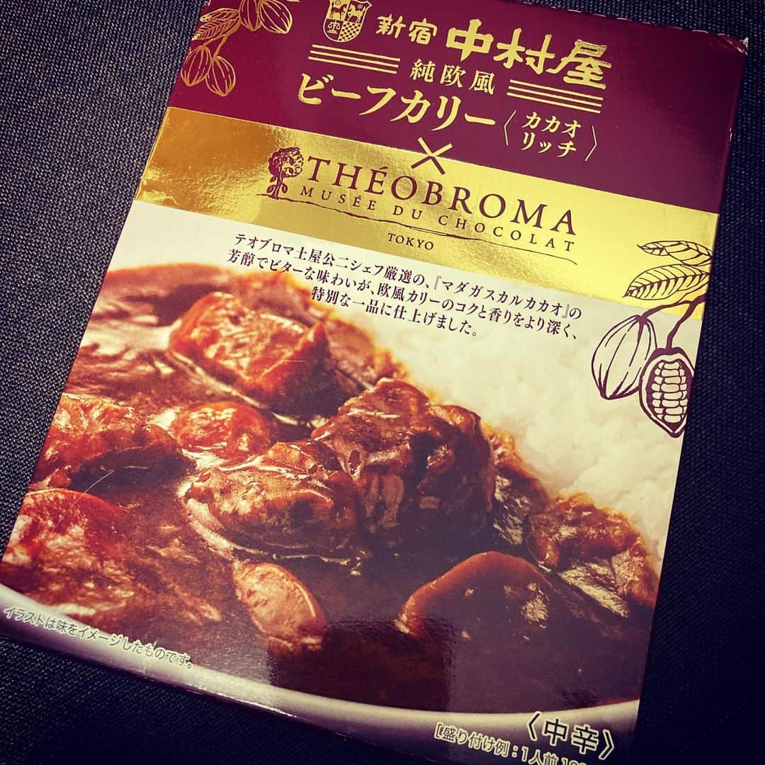 ごあきうえのインスタグラム：「数年ぶりの #自炊 (になるんだろうか？笑)  取り敢えず #おうちごはん 。 #中村屋 × チョコレートで有名な #テオブロマ のコラボカレー。 に冷凍のゴボウとにんじん🥕を炒めて添えてみた。  おいち！👌  #theobroma #レトルトカレー #HeatAndEatCurry #packetOfCurry #즉석카레 #🍛」