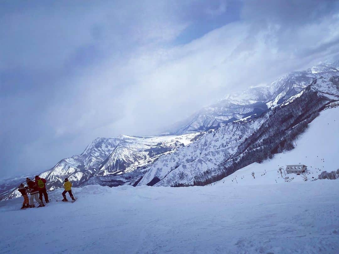 奥家沙枝子さんのインスタグラム写真 - (奥家沙枝子Instagram)「土日祝限定オープンのミルキーウェイコースへ🌞 ふかふかのパウダー残っててサイコー❤️❤️❤️  #japan #snow #snowboard  #snowboarding #snowsurf #winter  #sport #fit #mountain #outdoor #nature #beautiful #goodday #winterwonderland #trip #ski #travel #japow #powder #powday #GoPro #絶景 #スノボ #スノーボード #雪 #パウダー #山 #新潟」2月28日 17時58分 - saekookuya