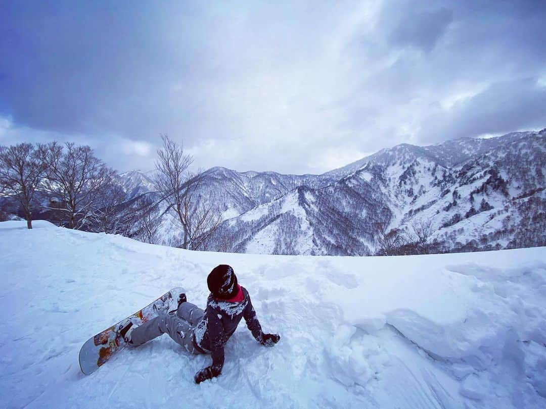 奥家沙枝子さんのインスタグラム写真 - (奥家沙枝子Instagram)「土日祝限定オープンのミルキーウェイコースへ🌞 ふかふかのパウダー残っててサイコー❤️❤️❤️  #japan #snow #snowboard  #snowboarding #snowsurf #winter  #sport #fit #mountain #outdoor #nature #beautiful #goodday #winterwonderland #trip #ski #travel #japow #powder #powday #GoPro #絶景 #スノボ #スノーボード #雪 #パウダー #山 #新潟」2月28日 17時58分 - saekookuya