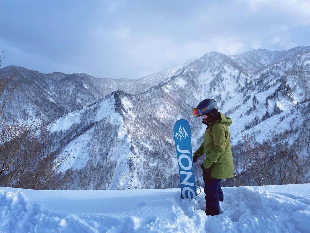 奥家沙枝子のインスタグラム：「土日祝限定オープンのミルキーウェイコースへ🌞 ふかふかのパウダー残っててサイコー❤️❤️❤️  #japan #snow #snowboard  #snowboarding #snowsurf #winter  #sport #fit #mountain #outdoor #nature #beautiful #goodday #winterwonderland #trip #ski #travel #japow #powder #powday #GoPro #絶景 #スノボ #スノーボード #雪 #パウダー #山 #新潟」