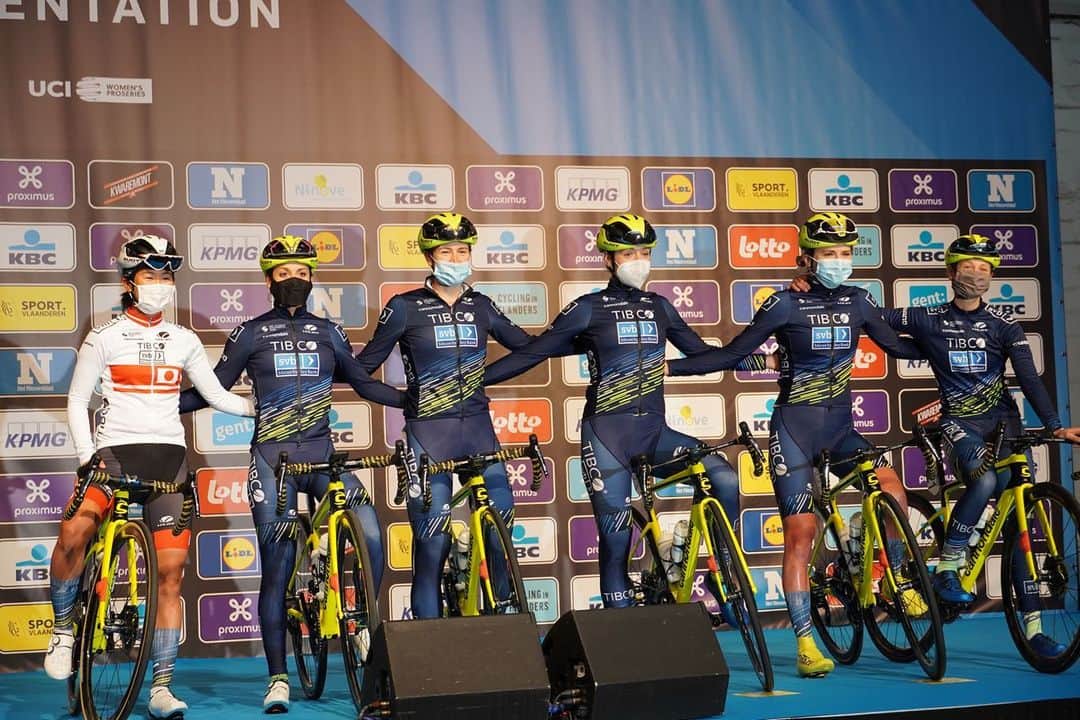 與那嶺恵理のインスタグラム：「1st race of the year is always special 🚩@omloophetnieuwsbladofficial 🇧🇪  . . How blessed I’m here with @teamtibco_siliconvalleybank 💙💚 Line up, Start the race and reach to the finish 🏁  It’s just the start, more to come 💪🏻 . . Personally, I had crash by my fault... unfortunately it had opened my eyes to be back CLASSIC 🦁  . . 📸: @kyosuke.takei  #今日のエリさん　#cannondalewomen #ShimanoWomen #supersixevo #rudyproject #prologo #volerapparel #teamtibcosiliconvalleybank #tibcofast」
