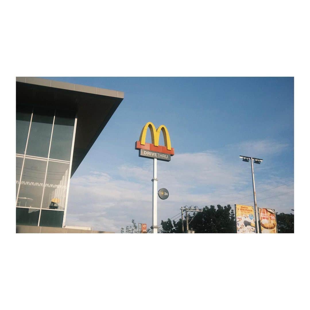 McDonald's Philippinesのインスタグラム：「Welcome the new month with your McDonald's faves! Follow our #MSAFE guidelines ✔️, order your meal 😋, and enjoy your stay 👍!   Photo by: @rylejustinuy」