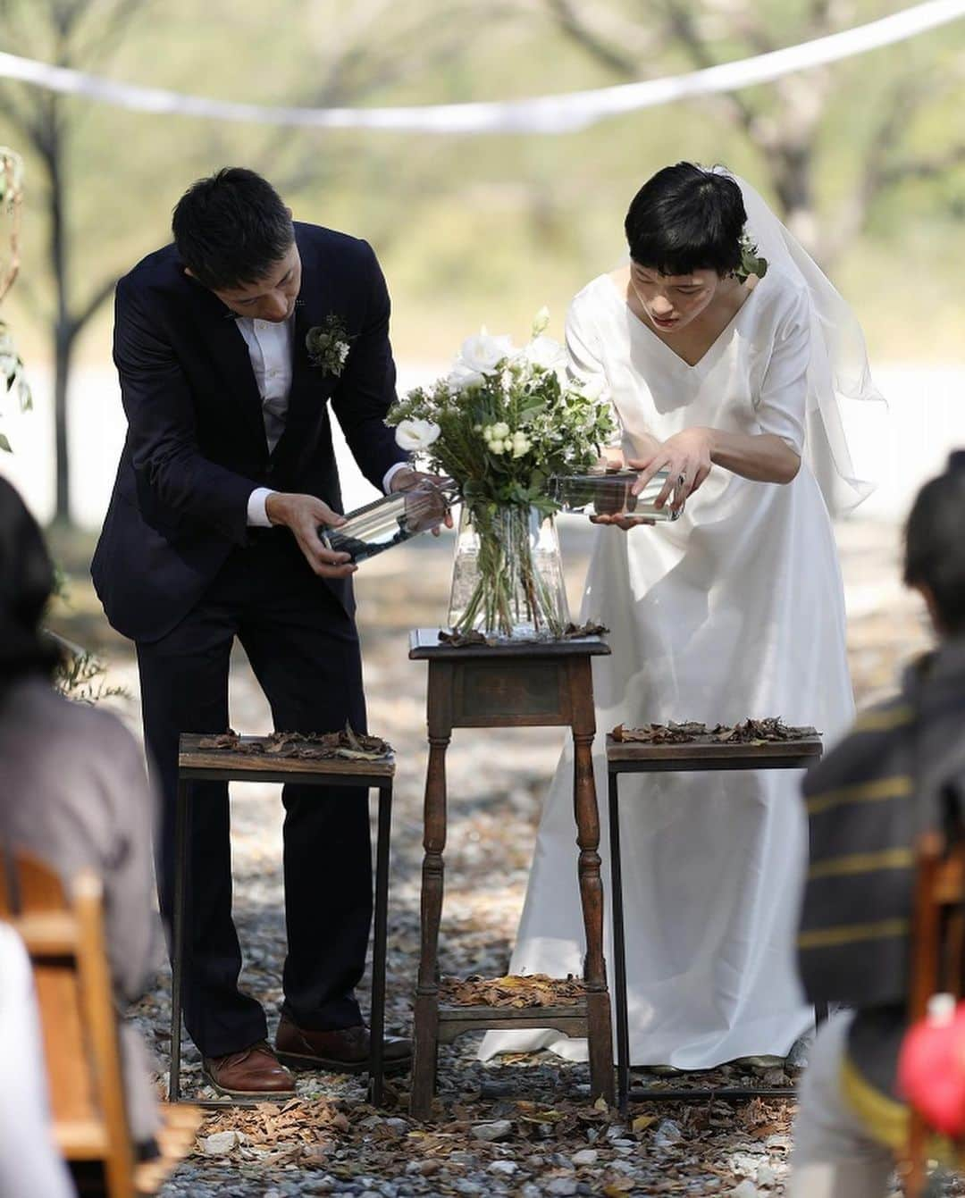 ARCH DAYS Weddingsさんのインスタグラム写真 - (ARCH DAYS WeddingsInstagram)「【今日のアルバム】PARK OUTDOOR WEDDING﻿ ﻿ 高知県の自然が大好きで、県外から移住されたおふたり。﻿ ﻿ アウトドア好きのふたりらしい演出として、snow peakのグッズでコーヒーセレモニーを。また、ゲストが新郎新婦をイメージした白いお花をベースへと運び、ふたりはそれに水を注ぐというフラワーセレモニーも。﻿ ﻿ 大好きな場所で大切な人たちと、おふたりらしさを沢山取り入れた、唯一無二のウェディングに。﻿ ﻿ ﻿ _ _ _ _ _ _ _ _ _ _ _ _ _ _ _ _ _ _﻿ ﻿ ﻿ Planner : @kayowedding﻿ Photo by @photosalon.sachi﻿ ﻿ ﻿ _ _ _ _ _ _ _ _ _ _ _ _ _ _ _ _ _ _﻿ ﻿ ﻿ ▽記事に飛ぶには﻿ ストーリーズからリンクをチェック﻿ ﻿ ﻿ -----﻿ ﻿ ﻿ DIYコラムのモデルになってくれる花嫁さんを大募集🤍﻿ ﻿ @archdays_weddings をフォロー＋ #archdays花嫁 をつけて投稿するだけで応募完了！﻿ ﻿ ARCH DAYSのプロフィールブックやウェルカムボードなど、DIYコラムのモデルさんとして、編集部からお声がけをさせていただきます💄﻿ ﻿ 沢山のご応募お待ちしています♩﻿ ﻿ ﻿ -----﻿ ﻿ ﻿ ▽ARCH DAYSトップページはこちらから☑︎﻿ @archdays_weddings﻿ プロフィールのリンクから﻿ ﻿ ▽KIDS & BABYのパーティーアイディアはこちら☑︎﻿ @archdays﻿ ﻿ ﻿ -----﻿ ﻿ ﻿ ARCH DAYSに会員機能ができました💁‍♀️﻿ ﻿ 気になる記事や写真をクリップして、もっと便利に！自分だけのページを作れます📎﻿ ﻿ また、会員登録をしてマイページからパートナーを招待すれば、2人でイメージを共有可能に♩﻿ ﻿ ﻿ -----﻿ #archdays #archdays_wedding #アーチデイズ #アーチデイズウェディング #高知結婚式 #高知婚 #高知花嫁 #高知プレ花嫁 #四国花嫁 #四国プレ花嫁  #ファミリーウェディング #家族婚 #家族挙式 #人前式 #人前式演出 #人前式アイデア #人前式レポ #人前式セレモニー #公園ウェディング #アウトドアウェディング #アウトドアウエディング #アウトドアコーヒー #ショートヘア花嫁 #フラワーセレモニー #ウェディングドレス #スノーピーク #プレ花嫁 #卒花嫁﻿ -----」2月28日 18時09分 - archdays_weddings