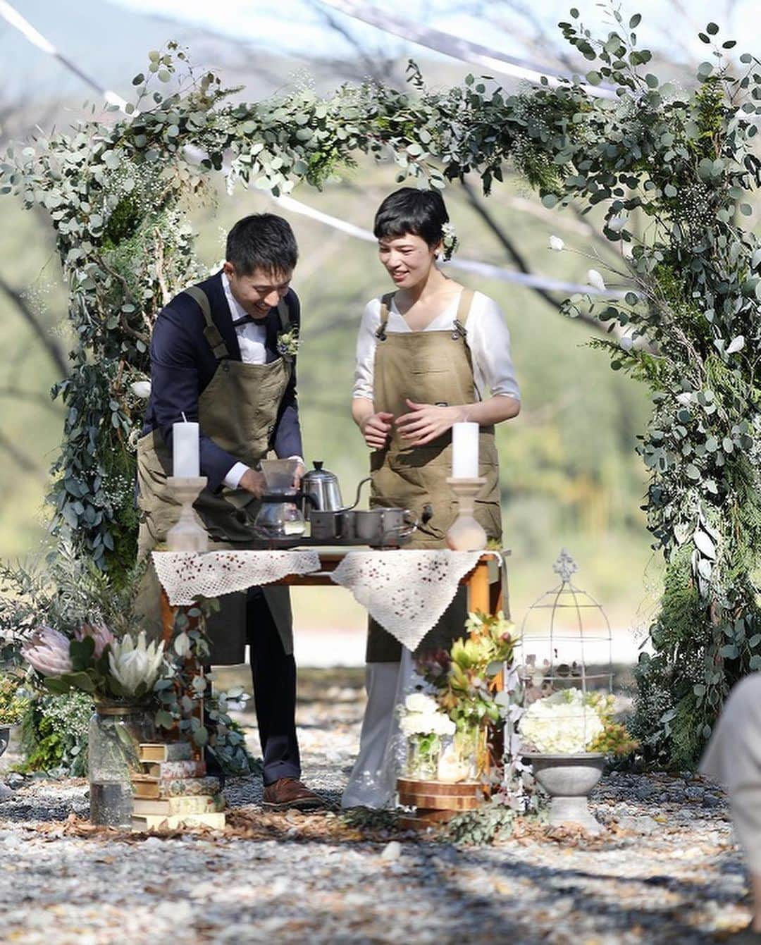 ARCH DAYS Weddingsさんのインスタグラム写真 - (ARCH DAYS WeddingsInstagram)「【今日のアルバム】PARK OUTDOOR WEDDING﻿ ﻿ 高知県の自然が大好きで、県外から移住されたおふたり。﻿ ﻿ アウトドア好きのふたりらしい演出として、snow peakのグッズでコーヒーセレモニーを。また、ゲストが新郎新婦をイメージした白いお花をベースへと運び、ふたりはそれに水を注ぐというフラワーセレモニーも。﻿ ﻿ 大好きな場所で大切な人たちと、おふたりらしさを沢山取り入れた、唯一無二のウェディングに。﻿ ﻿ ﻿ _ _ _ _ _ _ _ _ _ _ _ _ _ _ _ _ _ _﻿ ﻿ ﻿ Planner : @kayowedding﻿ Photo by @photosalon.sachi﻿ ﻿ ﻿ _ _ _ _ _ _ _ _ _ _ _ _ _ _ _ _ _ _﻿ ﻿ ﻿ ▽記事に飛ぶには﻿ ストーリーズからリンクをチェック﻿ ﻿ ﻿ -----﻿ ﻿ ﻿ DIYコラムのモデルになってくれる花嫁さんを大募集🤍﻿ ﻿ @archdays_weddings をフォロー＋ #archdays花嫁 をつけて投稿するだけで応募完了！﻿ ﻿ ARCH DAYSのプロフィールブックやウェルカムボードなど、DIYコラムのモデルさんとして、編集部からお声がけをさせていただきます💄﻿ ﻿ 沢山のご応募お待ちしています♩﻿ ﻿ ﻿ -----﻿ ﻿ ﻿ ▽ARCH DAYSトップページはこちらから☑︎﻿ @archdays_weddings﻿ プロフィールのリンクから﻿ ﻿ ▽KIDS & BABYのパーティーアイディアはこちら☑︎﻿ @archdays﻿ ﻿ ﻿ -----﻿ ﻿ ﻿ ARCH DAYSに会員機能ができました💁‍♀️﻿ ﻿ 気になる記事や写真をクリップして、もっと便利に！自分だけのページを作れます📎﻿ ﻿ また、会員登録をしてマイページからパートナーを招待すれば、2人でイメージを共有可能に♩﻿ ﻿ ﻿ -----﻿ #archdays #archdays_wedding #アーチデイズ #アーチデイズウェディング #高知結婚式 #高知婚 #高知花嫁 #高知プレ花嫁 #四国花嫁 #四国プレ花嫁  #ファミリーウェディング #家族婚 #家族挙式 #人前式 #人前式演出 #人前式アイデア #人前式レポ #人前式セレモニー #公園ウェディング #アウトドアウェディング #アウトドアウエディング #アウトドアコーヒー #ショートヘア花嫁 #フラワーセレモニー #ウェディングドレス #スノーピーク #プレ花嫁 #卒花嫁﻿ -----」2月28日 18時09分 - archdays_weddings