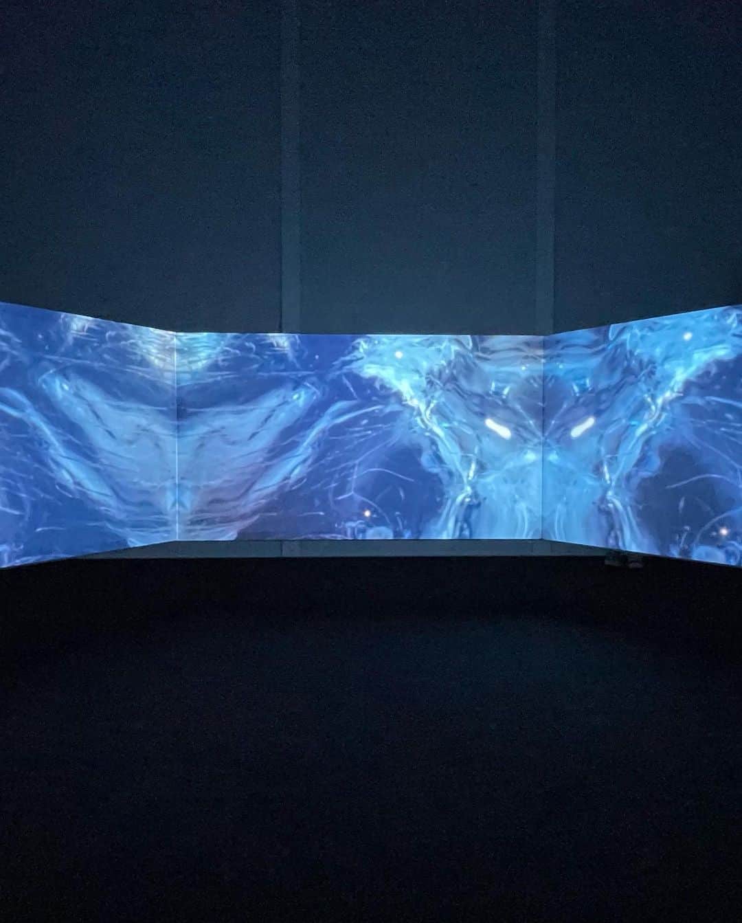 久林紘子さんのインスタグラム写真 - (久林紘子Instagram)「🟦﻿ 𝐄𝐒𝐏𝐀𝐂𝐄 𝐋𝐎𝐔𝐈𝐒 𝐕𝐔𝐈𝐓𝐓𝐎𝐍﻿ <New Ocean: thaw> / Doug Aitken﻿ ﻿ ﻿ アメリカ人アーティスト、ダグ・エイケンによる没入型﻿ インスタレーション。﻿ 密を避けてゆっくりアートに浸りたい方におすすめ。﻿ ﻿ 囲むように設置された大きなスクリーンに、アラスカの氷河が溶けゆく様子や、太陽光のフレアの映像が臨場感溢れる音と共に流れ、日常をリセットしてくれます◎💙﻿ ﻿ ダグ・エイケン自身が出演している映像作品も必見✔︎﻿ ﻿ ﻿ ﻿ ＿＿＿＿＿＿＿＿＿＿＿＿＿＿＿＿＿＿＿＿＿＿ ﻿ 【 𝐄𝐒𝐏𝐀𝐂𝐄 𝐋𝐎𝐔𝐈𝐒 𝐕𝐔𝐈𝐓𝐓𝐎𝐍】﻿ New Ocean: thaw / Doug Aitken﻿ 📍東京都渋谷区神宮前5-7-5 ﻿  ルイ・ヴィトン表参道ビル 7F﻿  エスパス ルイ・ヴィトン東京﻿ 🗓3/28まで﻿ ＿＿＿＿＿＿＿＿＿＿＿＿＿＿＿＿＿＿＿＿＿＿ ﻿ #DougAitken #louisvuitton #espacelouisvuitton #espacelouisvuittontokyo #fondationlouisvuitton #installationart #omotesando #ダグエイケン ﻿ #エスパスルイヴィトン #現代アート #現代アート #モダンアート﻿ #アート好きな人と繋がりたい #エスパスルイヴィトン東京 ﻿ #ルイヴィトン #インスタレーション」2月28日 18時07分 - rohicocco