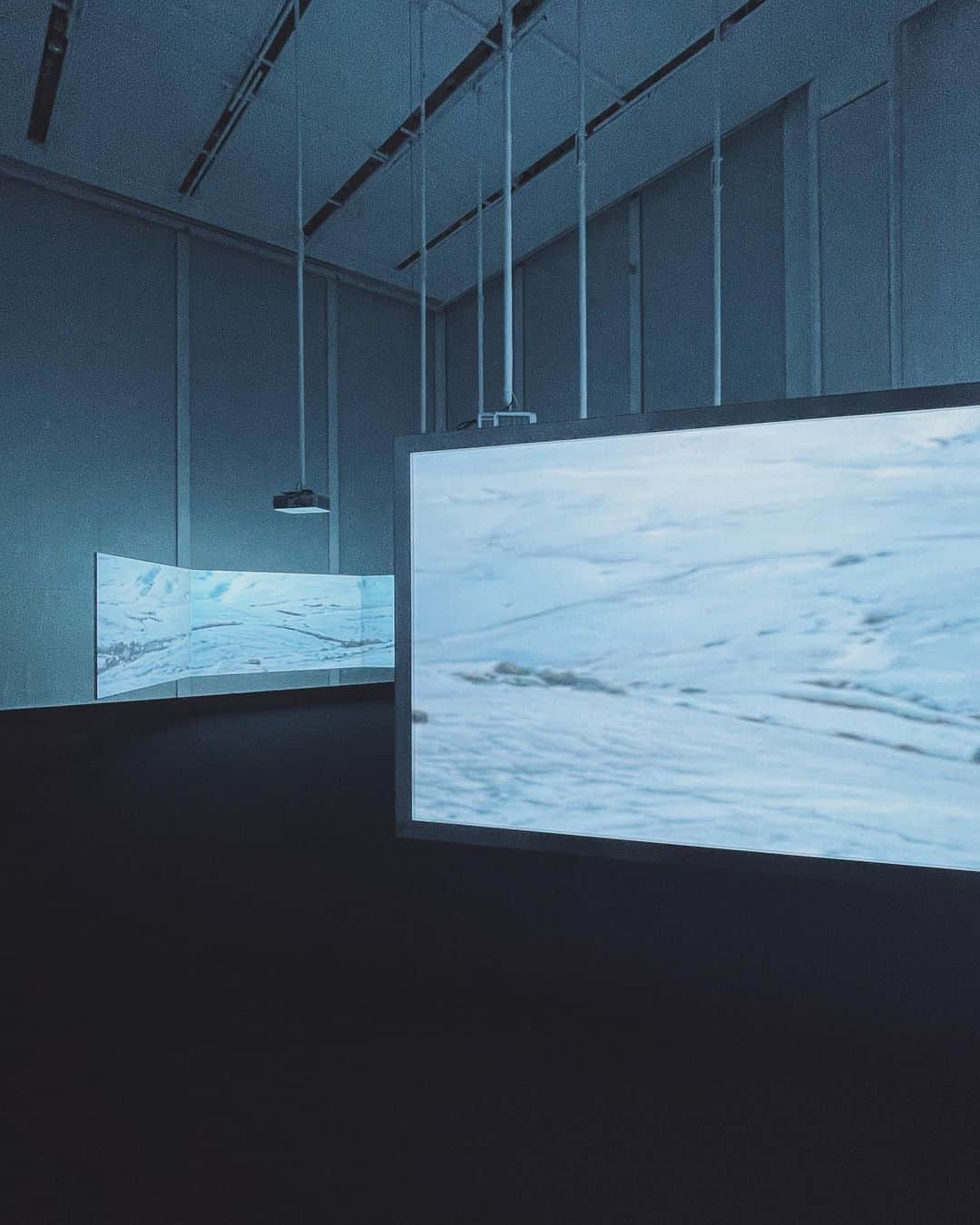 久林紘子さんのインスタグラム写真 - (久林紘子Instagram)「🟦﻿ 𝐄𝐒𝐏𝐀𝐂𝐄 𝐋𝐎𝐔𝐈𝐒 𝐕𝐔𝐈𝐓𝐓𝐎𝐍﻿ <New Ocean: thaw> / Doug Aitken﻿ ﻿ ﻿ アメリカ人アーティスト、ダグ・エイケンによる没入型﻿ インスタレーション。﻿ 密を避けてゆっくりアートに浸りたい方におすすめ。﻿ ﻿ 囲むように設置された大きなスクリーンに、アラスカの氷河が溶けゆく様子や、太陽光のフレアの映像が臨場感溢れる音と共に流れ、日常をリセットしてくれます◎💙﻿ ﻿ ダグ・エイケン自身が出演している映像作品も必見✔︎﻿ ﻿ ﻿ ﻿ ＿＿＿＿＿＿＿＿＿＿＿＿＿＿＿＿＿＿＿＿＿＿ ﻿ 【 𝐄𝐒𝐏𝐀𝐂𝐄 𝐋𝐎𝐔𝐈𝐒 𝐕𝐔𝐈𝐓𝐓𝐎𝐍】﻿ New Ocean: thaw / Doug Aitken﻿ 📍東京都渋谷区神宮前5-7-5 ﻿  ルイ・ヴィトン表参道ビル 7F﻿  エスパス ルイ・ヴィトン東京﻿ 🗓3/28まで﻿ ＿＿＿＿＿＿＿＿＿＿＿＿＿＿＿＿＿＿＿＿＿＿ ﻿ #DougAitken #louisvuitton #espacelouisvuitton #espacelouisvuittontokyo #fondationlouisvuitton #installationart #omotesando #ダグエイケン ﻿ #エスパスルイヴィトン #現代アート #現代アート #モダンアート﻿ #アート好きな人と繋がりたい #エスパスルイヴィトン東京 ﻿ #ルイヴィトン #インスタレーション」2月28日 18時07分 - rohicocco