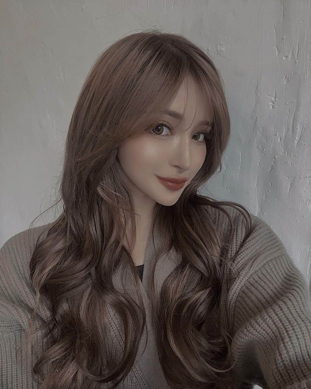 小原優花のインスタグラム：「先日CARRY《 @haircarry 》さんでカラーとトリートメントしてきました💇🏼‍♀️💕  色持ちが良くなる"アルティスト"という新しいカラー剤でトープグレージュに染めてもらいました🐺🤍🤍  アルティストはグレーが強めに入っていて程良くくすむので仕上がりが好みすぎます🥰💘  ※色持ち・ツヤをUPさせるエッセンスドロップ入りで、カラーメニューに❤️+￥1,100❤️でアルティストに変更できます🙆‍♀️✨✨  さらに先月でていたお年玉クーポンも、自粛期間で足を運べなかったお客様が多くいらっしゃったので、💜延長💜になりました👏🏼🥺💓  《最安価✨クーポンはこちら😇💕》 ↓ ↓ 私のインスタを見た方限定のクーポンになります❣️🙇‍♀️ 【お電話予約のみ📱】 早めのご予約がオススメです🙏🏻💗 ▽ ▽ ●ケアカラー➕ツヤトリートメント➕スチーム&コラーゲン➕シールエクステ40本 通常¥28500→¥18900 付け足し1本¥520→¥390×本数  （🆕メニューのケアカラーとは 毛髪を保護する効果のある液体をカラー剤に混ぜて作ります🥣♡）  ○地毛のメンテナンスカット 通常¥2200→ ¥1100 で追加可能⭐️  ＼私のおすすめ💁🏼‍♀️💓／ ○TOKIOトリートメントlimited ¥6980→¥4980で追加可能⭐️  ○高濃度水素トリートメント ¥5980→¥4980で追加可能⭐️  ●ケアカラー➕ツヤトリートメント ¥7700→¥3980  ●全体ケアブリーチ 1Step¥5500  ✅すべて税込価格です✨  ↑↑↑上記は電話予約のみ↑↑↑ 【☎️03-3971-8220】  その他お得クーポンはアプリからの ネット予約が可能！ 3枚目のQRコードでダウンロード出来ます♡📲  #hair #ヘアー #carry #美容室 #池袋 #アルティスト #ultist」