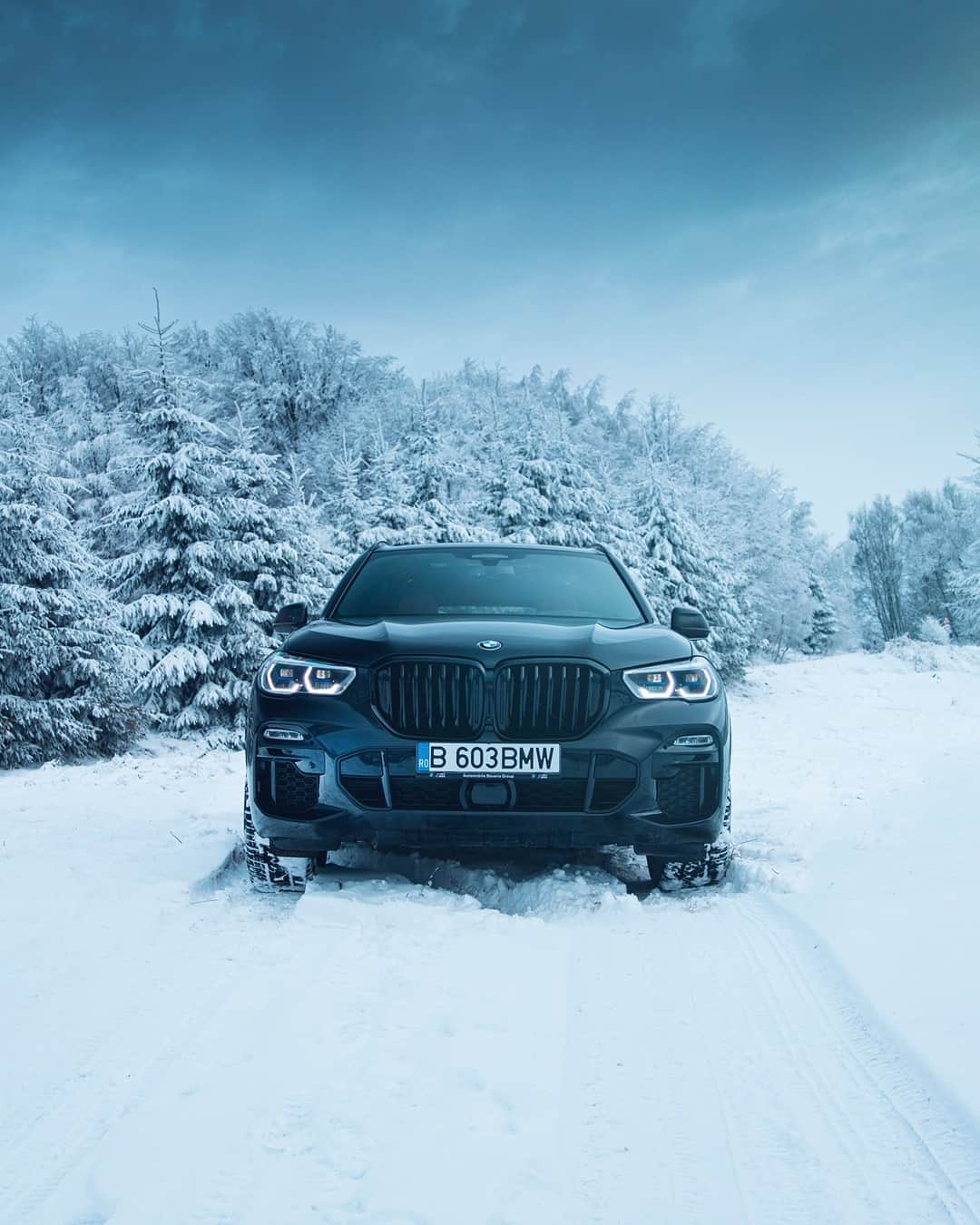 BMWさんのインスタグラム写真 - (BMWInstagram)「Winter bucket list. The BMW X5. #TheX5 #BMW #X5 #BMWrepost @ciprianmihai __ BMW X5 M50i: Fuel consumption weighted combined in l/100km: 10.9–10.5 (NEDC); 12.3–11.5 (WLTP), CO2 emissions weighted combined in g/km: 251–242 (NEDC); 281–263 (WLTP). Further information: www.bmw.com/disclaimer.   530 hp, 390 kW, 750 Nm, Acceleration (0-100 km/h): 4.3 s, Top speed (limited): 250 km/h.」2月28日 18時00分 - bmw