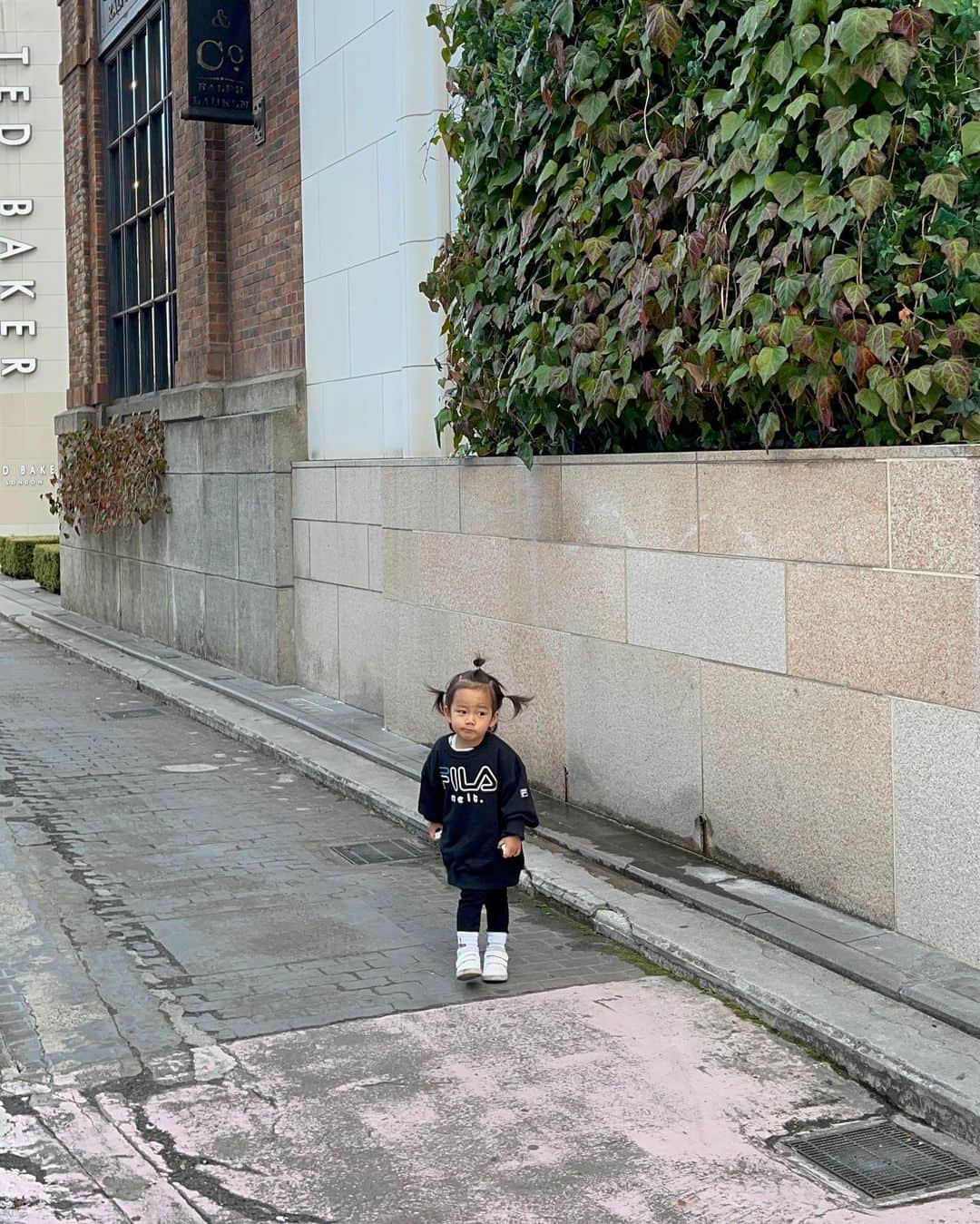 菅井悦子さんのインスタグラム写真 - (菅井悦子Instagram)「もう少し、ロン毛を楽しむ予定らしい🥺（→お父さんの希望） #2歳5ヶ月 #基本はお兄ちゃんパンツ う〇ちだけが、難関です🥴」2月28日 18時04分 - etsuko313
