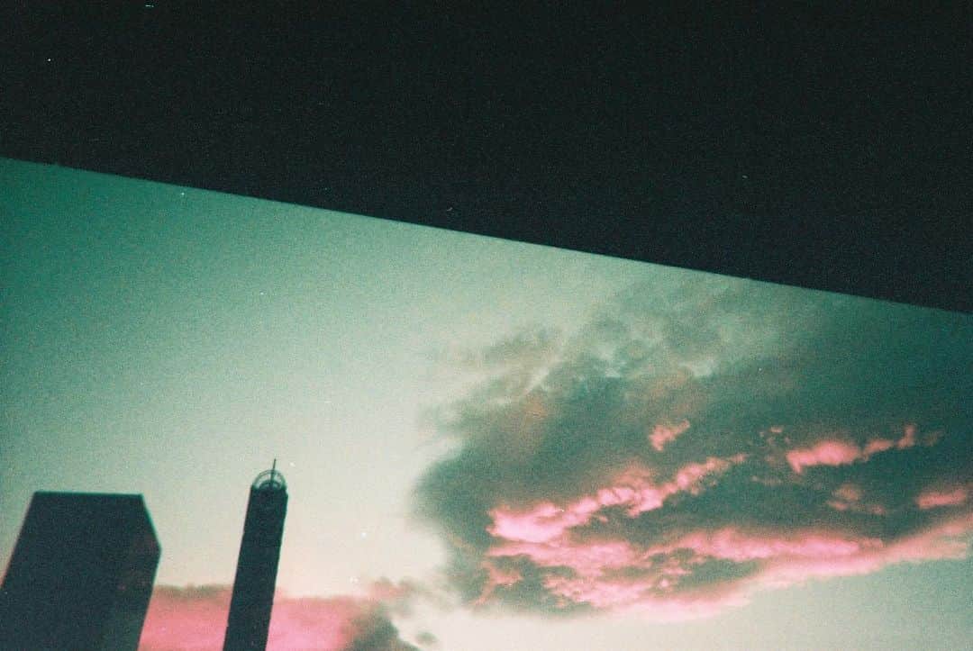 のインスタグラム：「2月も終わりとな？  2월이 끝..?  ☁　　☁　　☁　　  #filmphotography#filmcamera#heylomography #lomography #simpleusefilmcamera #35mmfilm #필름사진#필름카메라#フィルム#フィルムカメラ」
