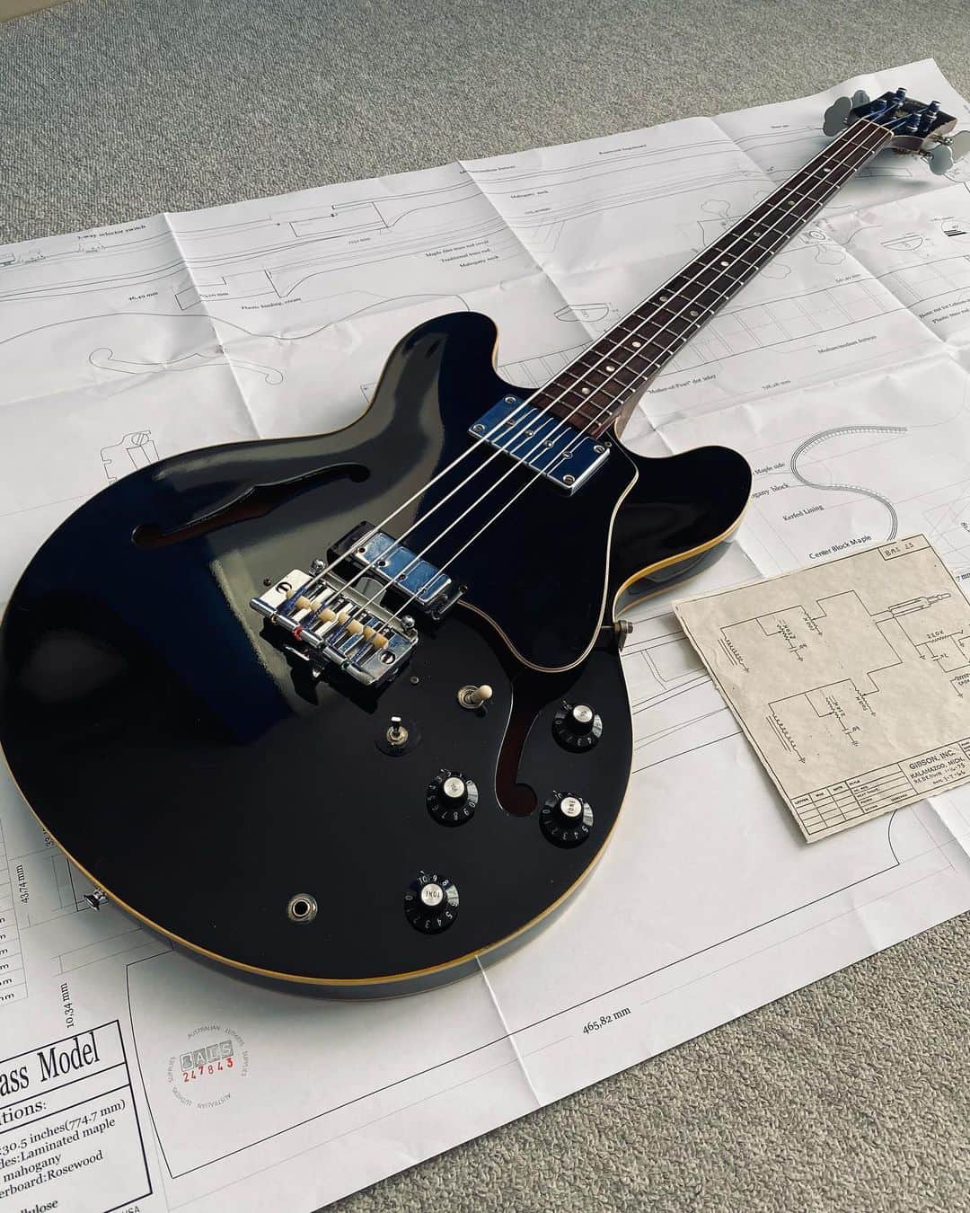 弘田佳孝のインスタグラム：「My ‘69 EB2-D has been reborn from Cherry Red to Black. It has been my dream for many years to play the EB-2D with a jet black body. I’m really happy with the beautiful finish. I’m truly grateful to the factory that did the work!  愛器EB-2Dをチェリーレッドから黒色に塗り潰して貰いました。このような漆黒のEB-2Dを弾くのが長年の夢だったんです。美しい仕上がりで本当に嬉しい。ポッド交換でサウンドも生まれ変わり。作業して下さった工房さんに心から感謝しています！  #gibson #vintagegibson #vintagebass #basse #eb2d #eb2dbass #gibsoneb2d #bassofinstagram #semihollowbodybass #bass #bassist #vintage #1969 #goodlooking #ベース #低音 #mydreams」
