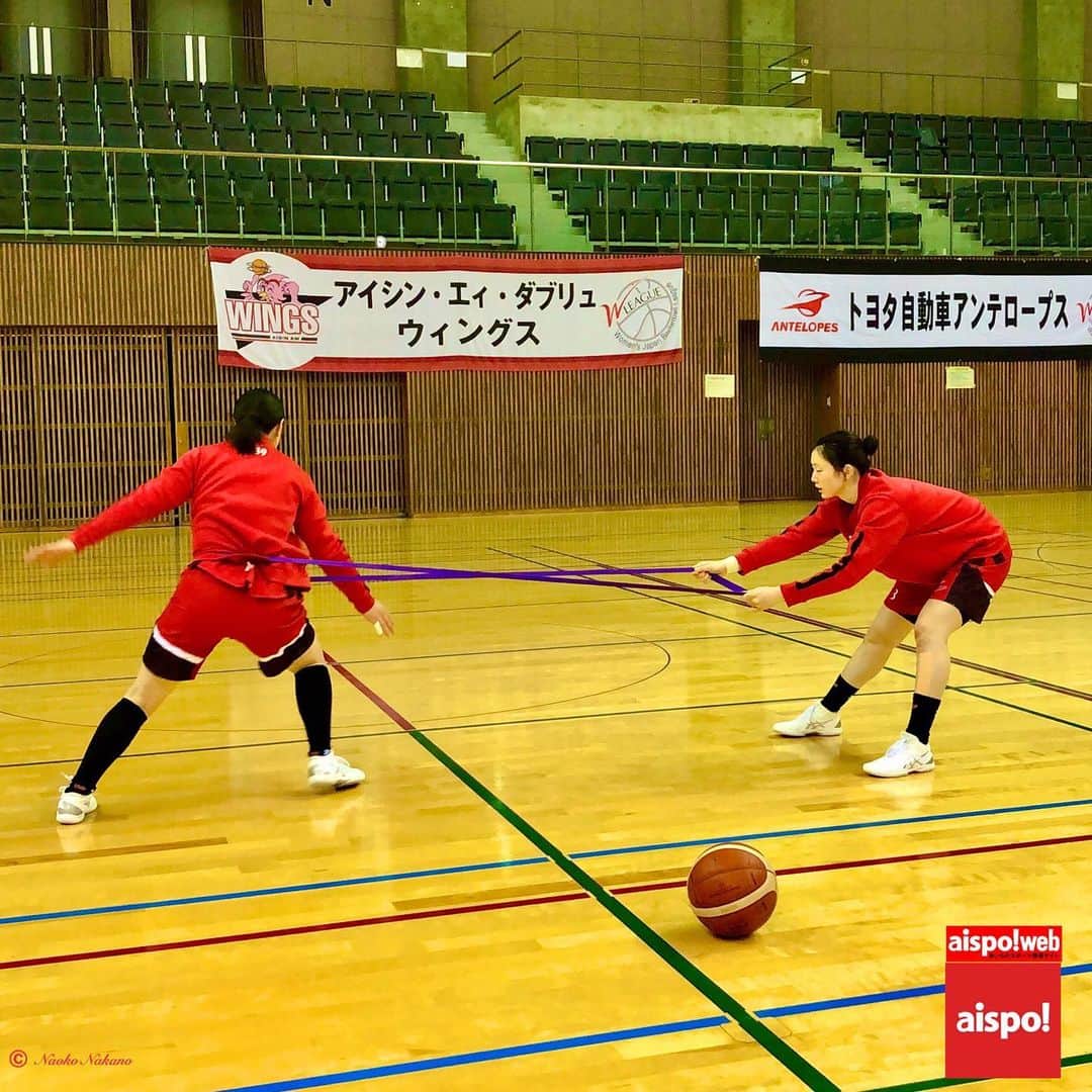 中野菜保子さんのインスタグラム写真 - (中野菜保子Instagram)「「バスケットボール女子日本リーグ 🏀取材❗️」 「Women's Japan Basketball League🏀 coverage❗️」 @aichi_sports . Photo🍎🍎🍎🍎🍎🍎🍎🍎 Movie🍎🍎 . 1:スタジアムDJさんと(with stadiumDJ) 3:検温マシーン(Remoto Thermometer) 4:オールスターグッズ(All-star original goods) 6:出場チーム達(All teams competing today) . . ご機嫌いかがですか？（≧∇≦）？ How's everything?（≧∇≦）？ . 昨日は『aispo!(アイスポ・@aichi_sports)』の取材で スカイホール豊田へ！ Yesterday , I went to Sky Hall Toyota for the "aispo!" (aisupo・@aichi_sports) interview! . 今回は6チーム3試合です There are 6 teams this time, so 3 games were played. . トヨタ紡織 vs 山梨クィーンビーズ TOYOTA BOSHOKU vs YAMANASHI QUEENBEES . 三菱電機 vs アイシンAW MITSUBISHIELECTRIC Koaras vs AISHINAW Wings . デンソー vsトヨタ自動車 DENSO Iris vs TOYOTA ANTELOPES . 山梨QB以外は全て愛知のチームです All teams are from Aichi except for Yamanashi QB. . . まずは恒例のグッズチェックから❗️❗️❗️ I'll start with the usual check of the goods❗️ . 選手のアクリルスタンドは約1/15スケールです♪ The acrylic stands of the players are approximately one-fifteenth scale. 机に置いとけばきっと笑顔で励ましてくれるでしょう😄 Leave it on your desk and I'm sure it will encourage you to smile. . 店員さんによると20周年記念冊子もオススメとのこと According to the clerk, the 20th anniversary booklet is also recommended. . . 今回は長丁場なのでみんなにとってフードの確保は重要です😋 This is a long race, so securing food is important for everyone😋 . 今回はキッチンカーではなくて売店が唐揚げや焼きそばなどを販売していました。 This time, instead of a kitchen car, there was a concession stand selling fried chicken and yakisoba,and so on. 店員さんがとても優しくて笑顔で対応してくださいました！ The clerk was so sweet and smiley! . ウォーミングアップでは選手間の仲の良さが伺えるやりとりもみられました。(動画参照) During the warm-up, there was communication between the players that showed how close they are. (See video) . 温まったところで、続きは後日レポで❗️ They seemed to have warmed up More to come in a later report❗️ . ※『aispo!』(@aichi_sports)は 愛知県が県内のスポーツ情報を発信する フリーペーパー及びwebsiteです "aispo!" (@aichi_sports) is a free paper and a website that provides sports information by Aichi prefectural government. ＊ #トヨタ紡織 #toyotaboshoku #サンシャインラビッツ #sunshinerabbits #山梨クィーンビーズ #yamanashiqueenbees #三菱電機 #コアラーズ #mitsubishielectric #koalas  #アイシンエイダブリュ #aisinawwings #球技 #basketball #バスケットボール #デンソーアイリス #densoiris #トヨタ自動車アンテロープス #toyotaantelopes #wリーグ #wleague #愛知県 #aispo! #あいスポ #スポーツ情報誌 #スポーツ #aispo公式リポーター #aispo公式PR #中野菜保子 #俳優 @aichi_sports」2月28日 18時16分 - naokonakano8319