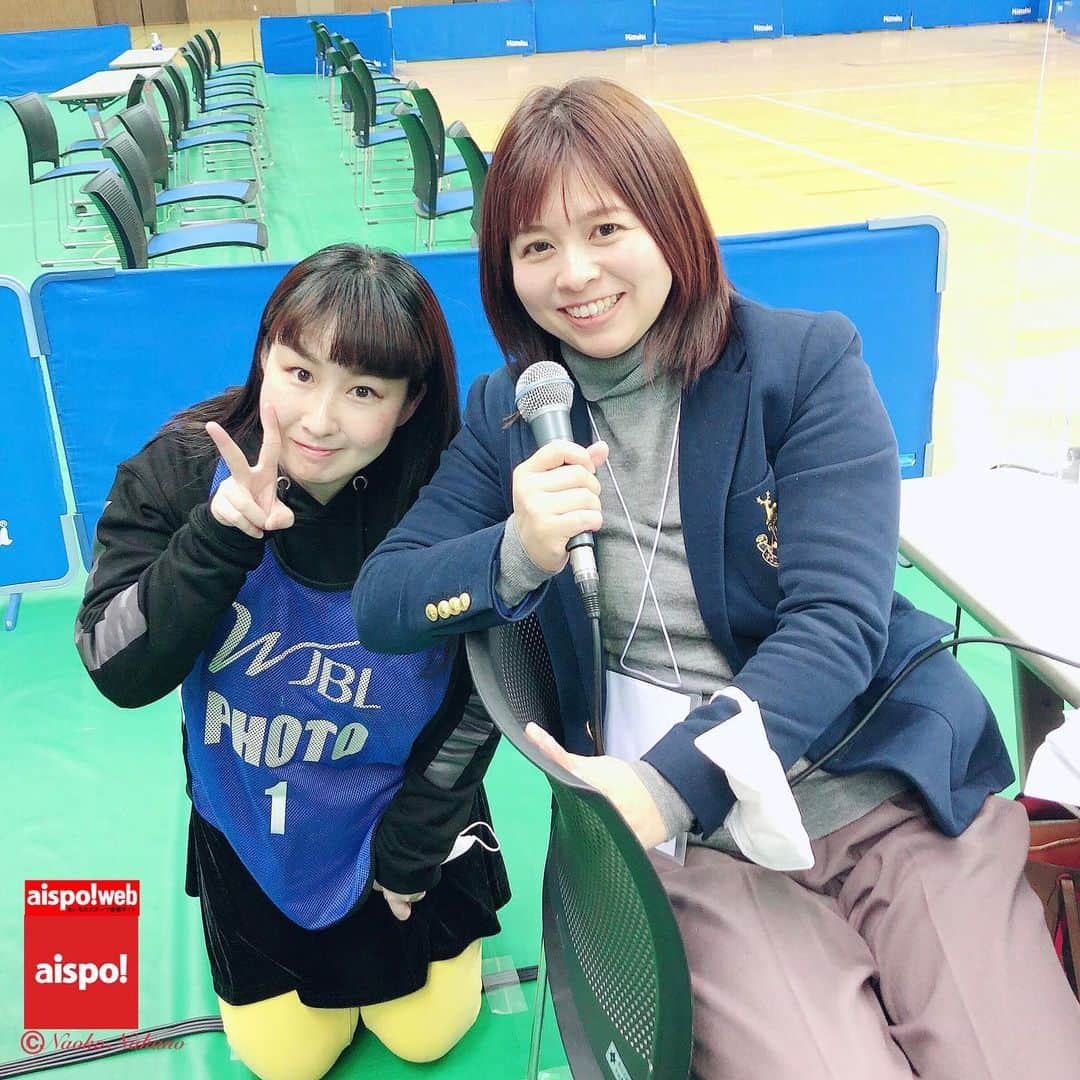 中野菜保子のインスタグラム：「「バスケットボール女子日本リーグ 🏀取材❗️」 「Women's Japan Basketball League🏀 coverage❗️」 @aichi_sports . Photo🍎🍎🍎🍎🍎🍎🍎🍎 Movie🍎🍎 . 1:スタジアムDJさんと(with stadiumDJ) 3:検温マシーン(Remoto Thermometer) 4:オールスターグッズ(All-star original goods) 6:出場チーム達(All teams competing today) . . ご機嫌いかがですか？（≧∇≦）？ How's everything?（≧∇≦）？ . 昨日は『aispo!(アイスポ・@aichi_sports)』の取材で スカイホール豊田へ！ Yesterday , I went to Sky Hall Toyota for the "aispo!" (aisupo・@aichi_sports) interview! . 今回は6チーム3試合です There are 6 teams this time, so 3 games were played. . トヨタ紡織 vs 山梨クィーンビーズ TOYOTA BOSHOKU vs YAMANASHI QUEENBEES . 三菱電機 vs アイシンAW MITSUBISHIELECTRIC Koaras vs AISHINAW Wings . デンソー vsトヨタ自動車 DENSO Iris vs TOYOTA ANTELOPES . 山梨QB以外は全て愛知のチームです All teams are from Aichi except for Yamanashi QB. . . まずは恒例のグッズチェックから❗️❗️❗️ I'll start with the usual check of the goods❗️ . 選手のアクリルスタンドは約1/15スケールです♪ The acrylic stands of the players are approximately one-fifteenth scale. 机に置いとけばきっと笑顔で励ましてくれるでしょう😄 Leave it on your desk and I'm sure it will encourage you to smile. . 店員さんによると20周年記念冊子もオススメとのこと According to the clerk, the 20th anniversary booklet is also recommended. . . 今回は長丁場なのでみんなにとってフードの確保は重要です😋 This is a long race, so securing food is important for everyone😋 . 今回はキッチンカーではなくて売店が唐揚げや焼きそばなどを販売していました。 This time, instead of a kitchen car, there was a concession stand selling fried chicken and yakisoba,and so on. 店員さんがとても優しくて笑顔で対応してくださいました！ The clerk was so sweet and smiley! . ウォーミングアップでは選手間の仲の良さが伺えるやりとりもみられました。(動画参照) During the warm-up, there was communication between the players that showed how close they are. (See video) . 温まったところで、続きは後日レポで❗️ They seemed to have warmed up More to come in a later report❗️ . ※『aispo!』(@aichi_sports)は 愛知県が県内のスポーツ情報を発信する フリーペーパー及びwebsiteです "aispo!" (@aichi_sports) is a free paper and a website that provides sports information by Aichi prefectural government. ＊ #トヨタ紡織 #toyotaboshoku #サンシャインラビッツ #sunshinerabbits #山梨クィーンビーズ #yamanashiqueenbees #三菱電機 #コアラーズ #mitsubishielectric #koalas  #アイシンエイダブリュ #aisinawwings #球技 #basketball #バスケットボール #デンソーアイリス #densoiris #トヨタ自動車アンテロープス #toyotaantelopes #wリーグ #wleague #愛知県 #aispo! #あいスポ #スポーツ情報誌 #スポーツ #aispo公式リポーター #aispo公式PR #中野菜保子 #俳優 @aichi_sports」