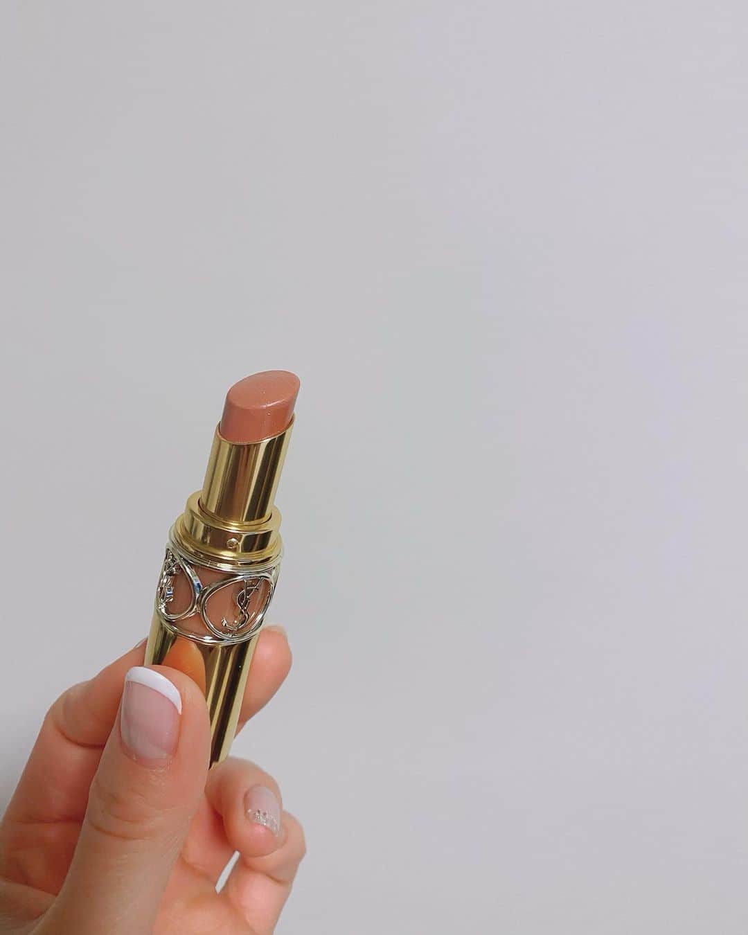 堤友香のインスタグラム：「. イエベ春秋の方にぴったりな💄 先月発売された #イヴサンローラン  ヌード　トランスパレント💋  ヌーディーなベージュに パールがたっぷり💎 ひとつでも👍ですが、 手持ちの口紅に重ねると すごく綺麗🤩  #ルージュヴォリュプテシャイン  #123  #イエベ #口紅 #リップ  #イエローベース  #セントフォース #アナウンサー #アナウンサー衣装 #顔タイプ診断 #顔タイプ #顔タイプキュート #イメージコンサルタント  #顔タイプ診断東京 #パーソナルカラー診断 #パーソナルカラー診断東京 #骨格診断東京」