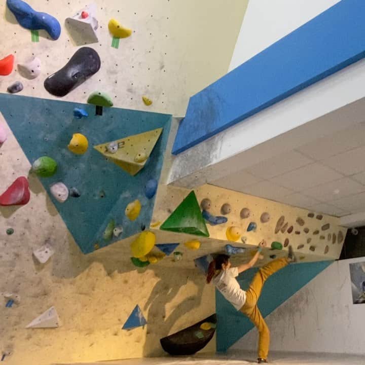 ホン・イン・リーのインスタグラム：「與地平行，連貫身體力線——— #抱石 #bouldering #天花板」