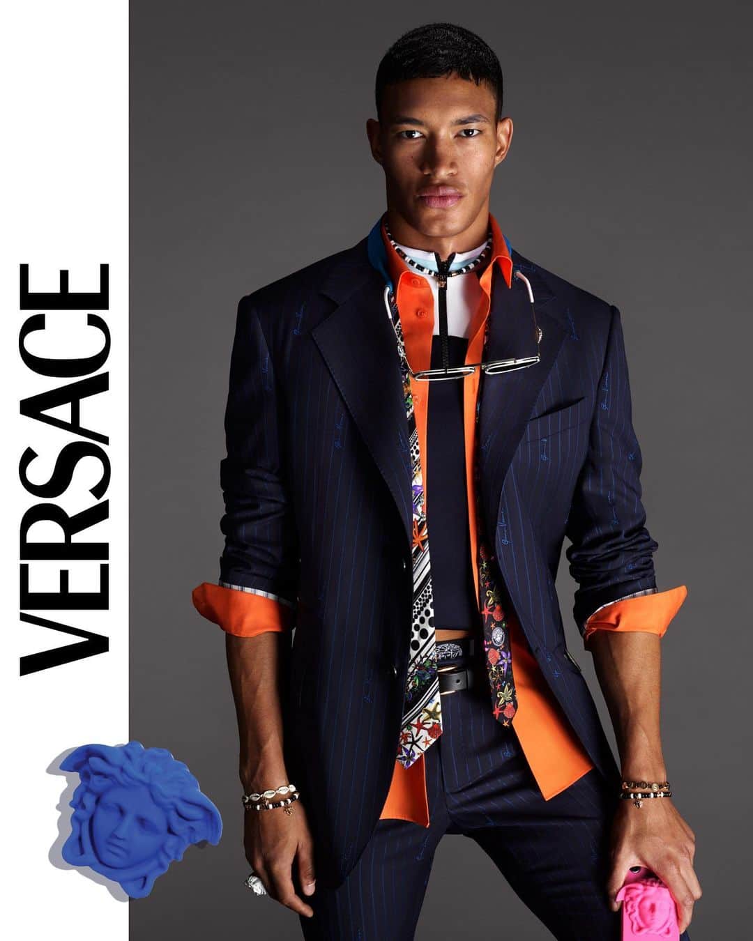 ジャンニヴェルサーチのインスタグラム：「Future focused - #VersaceSS21 presents new interpretations of brand signatures. @raphbalzer introduces the collection.   Learn more through the link in bio. #VersaceLaMedusa」