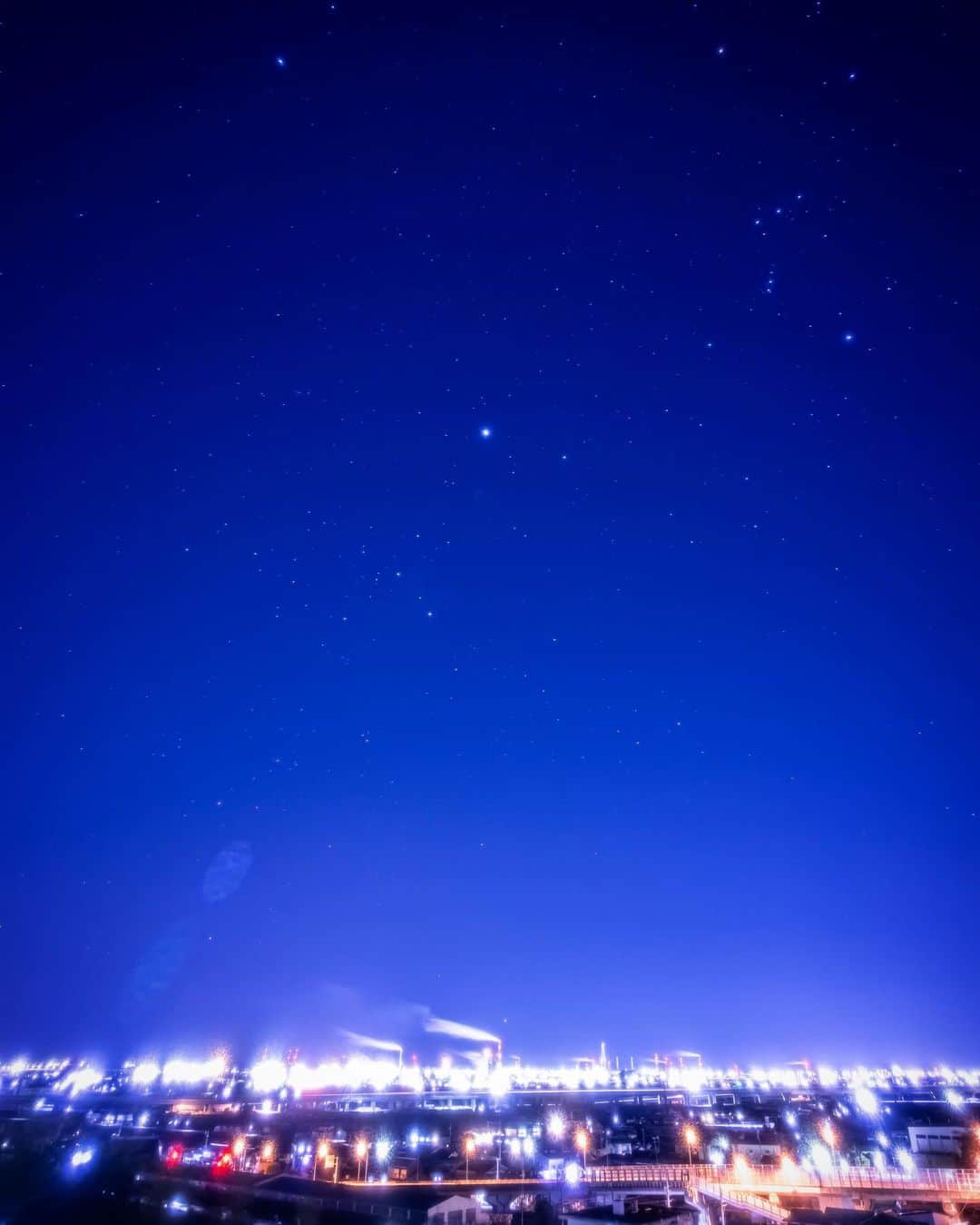 島津咲苗さんのインスタグラム写真 - (島津咲苗Instagram)「デルサタ気象予報士の棚瀬さん @tanaseda が撮影した四日市コンビナートの写真。冬の大三角やオリオン座もみえますが、真ん中の低い位置にカノープスも写っています。中国では見ると長生きできるという言い伝えがあり、とても縁起の良い星です。この時期だと、夜8時ごろ南の空の低い位置に見られるそうですよ⭐️ . . . #夜空 #四日市コンビナート #星空 #四日市 #三重 #夜景 #カノープス」2月28日 18時14分 - sanae_shimazu