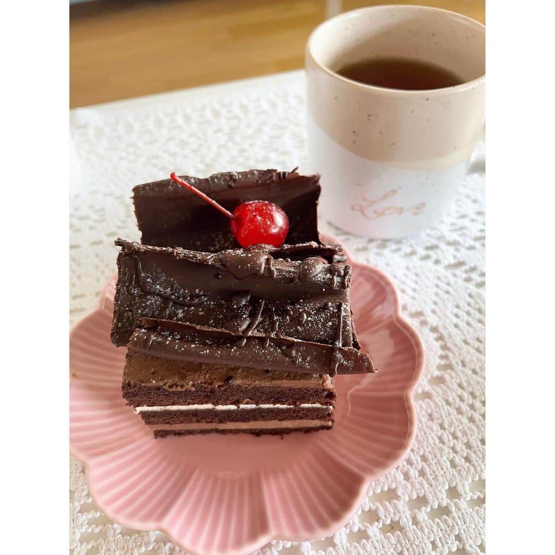 真野恵里菜さんのインスタグラム写真 - (真野恵里菜Instagram)「チョコレートケーキ🍰🍫 上に乗ってるドレンチェリーに惹かれてこれに🍒 どのタイミングで食べるか迷って 結局最後に美味しくいただきました！ 好きなものは最後まで取っておく派😂 #おうち時間  #チョコレートケーキ」2月28日 18時15分 - erinamano_official