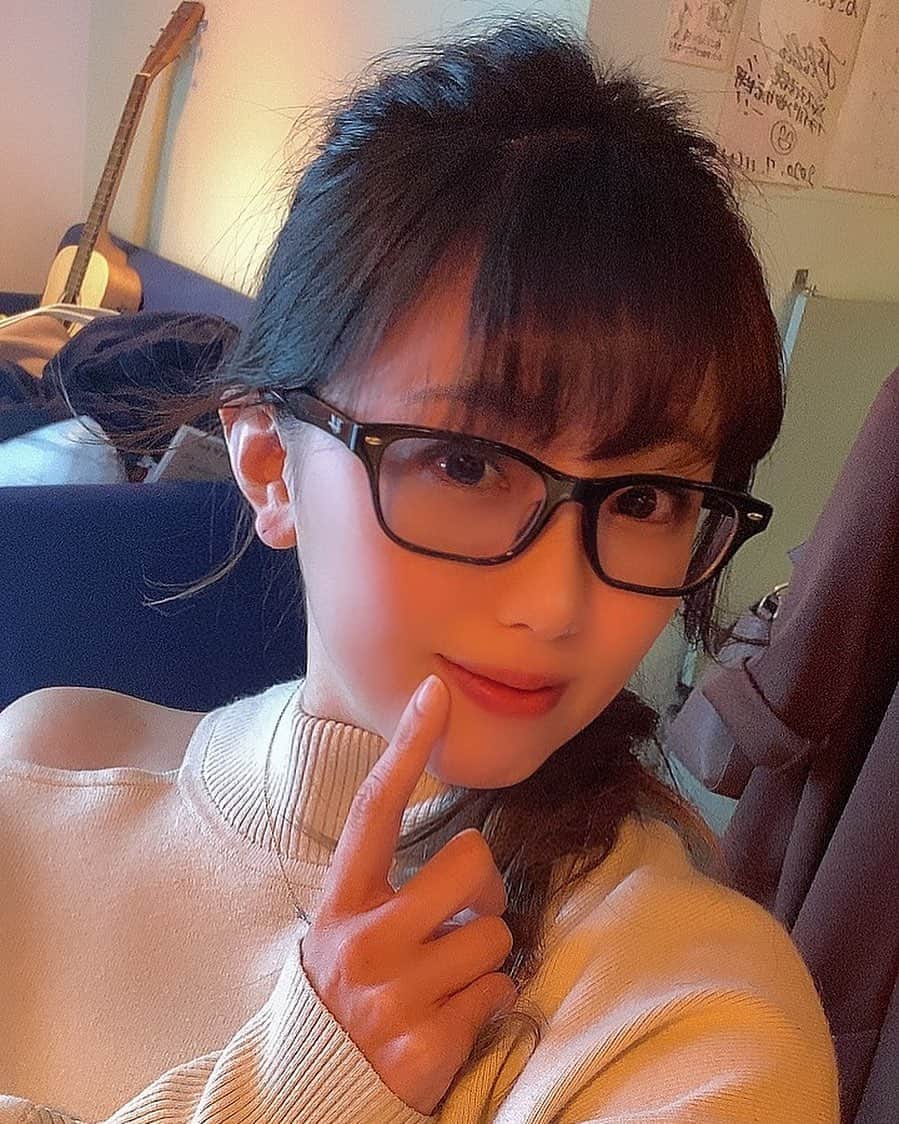 藤井舞のインスタグラム：「酔っ払うと人様のメガネを拝借して自撮りする習性がありますがご容赦ください。  #フリーアナウンサー #女子アナ #女性経営者 #大田区 #大森  #元NHKアナウンサー #着物好きさんと繋がりたい #ねことふじい #若手経営者 #経営者 #sake #のんべえ女子 #アナウンサー #オーナー」