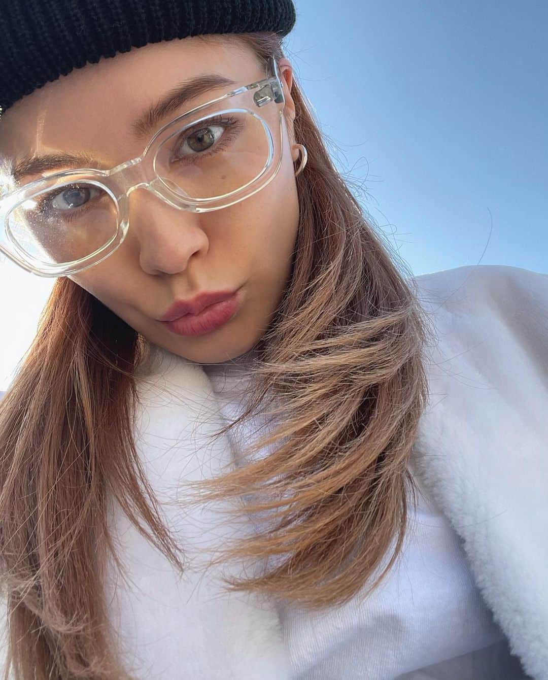 ステファニーのインスタグラム：「🕊💎✨ 最近めがね気分。」