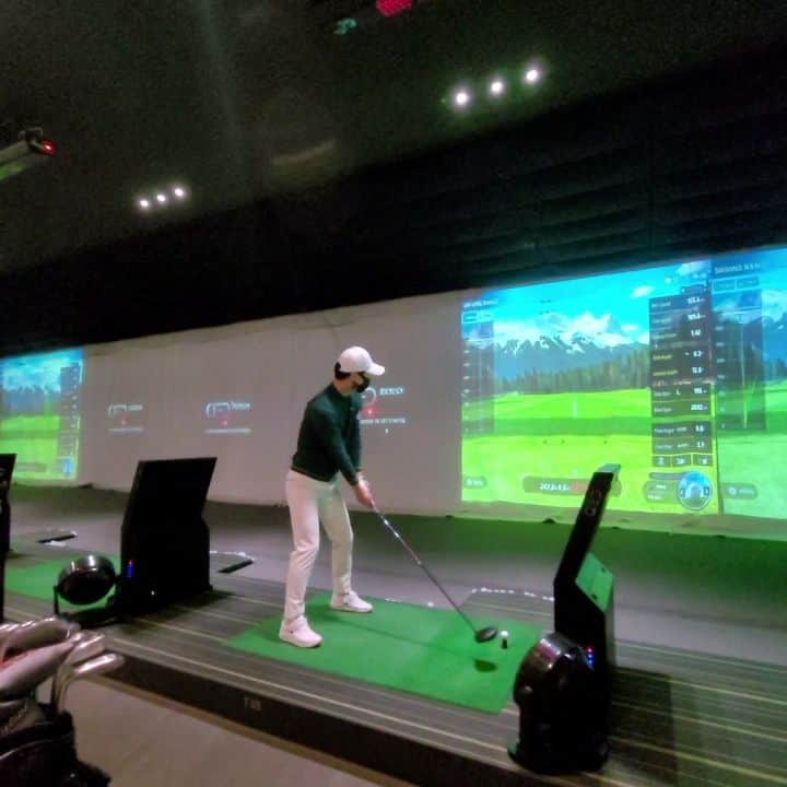 Lee Si-gangのインスタグラム：「오랜만에  골프  연습 ⛳ 알수록 어렵드아..😷  難しいゴルフ😷  #ゴルフ#골프#골프스타그램  #골프스윙#golf #golfswing」