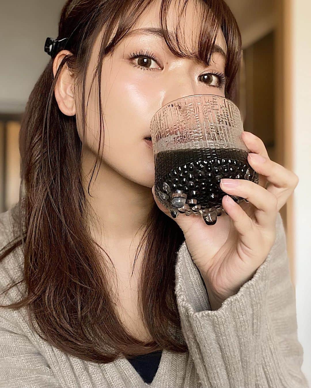Yuuki mimuraさんのインスタグラム写真 - (Yuuki mimuraInstagram)「🖤‎ ܾ ܾ 𖥧𓇣 ܾ ܾ ܾ   普段飲んでいるドリンクに 混ぜるだけの飲む粉末 『 まっくろの素』( @makkuronomoto )  炭の吸着力と吸収力で美デトックス✨  飲み物に混ぜて飲むだけで 油の多い食事も罪悪感が減ります🖤  入っている赤松炭は油だけじゃなくて、 食品添加物やプリン体も吸着してくれるそうです☡✍︎ 300億個の善玉菌が摂取できるから 腸にもよき🙆🏼‍♀️✨  味は無味無臭で個包装なので 外食の時にもgood🖤 お酒にも混ぜられるみたい🍻  フォトコンテストも開催中なので 公式アカウントをCheckしてみてください☑︎  #チャコールクレンズ #チャコール #ダイエット部 #食事制限なし#株式会社BJC#お酒好き女子 #ダイエットメニュー #健康オタク #健康飲食 #健康食 #デトックス効果 #まっくろの素#デトックス#乳酸菌#ビフィズス菌#善玉菌#pr」2月28日 18時19分 - u0829u