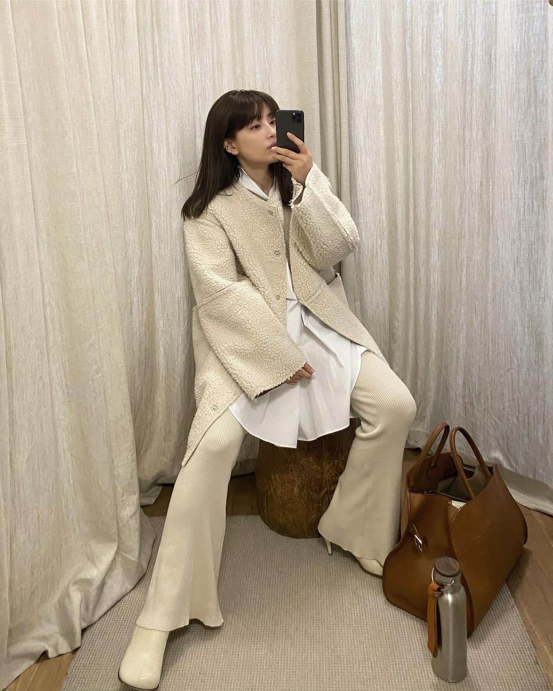JUNNAのインスタグラム：「⚪️⚪️⚪️  BIGシャツ✖️ニットパンツ デスクワークの日のお洋服  outer/ ETRÉ TOKYO tops/ MAISON MARGIELA  knit pants/ ETRÉ TOKYO boots/  BOTTEGA VENETA bag/ THE ROW」