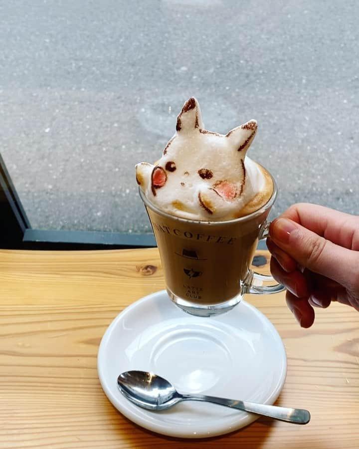 斉藤アリスのインスタグラム：「HATCOFFEE @蔵前 TikTokフォロワー17万人超のラテアート職人 @nao__barista さんに3Dピカチューを作って頂きました⚡️塩顔イケメンな上にお人柄も素敵で...秒でファンになったよね☺️ . プルプル震えるピカチュー(笑) ピカーーーッ⚡️って喋り出しそうな立体感。これ意外と耐久性があって、30分くらい放置しても泡はピンピンしてた！  . 2000円前後で売ってるハンディータイプの #ミルクフォーマー があれば、家庭でもできるみたい🏡家族や友達と好きなキャラクター作ってワイワイ盛り上がれそうだし、これから #おうちカフェ で流行りそうな予感✨ . 撮影した素材でこれから動画を作るので、完成したら御披露目するね❣️作り方もしっかり解説するので、お楽しみに〜(^^)v #カフェラテ #ラテアート #3dラテアート #cafelatte #latteart #3dlatteart #ピカチュー #pikachu #ポケモン #pokemon #ポケットモンスター #pocketmonsters #10万ボルト #電光石火 #tiktok #hatcoffee #ハットコーヒー #蔵前カフェ #東京カフェ #カフェ巡り #kuramae #kuramaecafe」