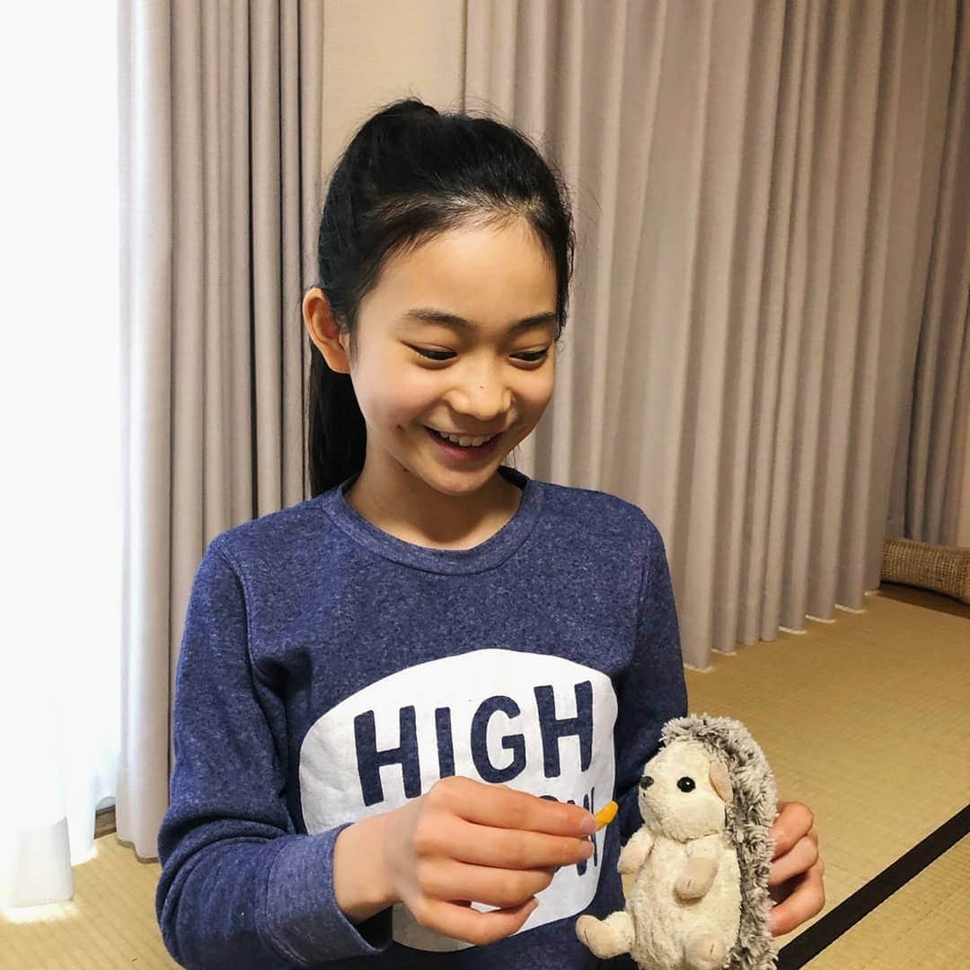 美山加恋　アイコラ 白鳥玉季さんのインスタグラム写真 - (白鳥玉季Instagram)「3/1(月)よる8時からフジテレビ「痛快TV  スカッとジャパン」にドラマ出演します🌠 たのしみにしててね🙌 写真は楽屋でハリーと遊んでまってたとき🦔 #スカッとジャパン  #白鳥玉季」2月28日 18時20分 ...