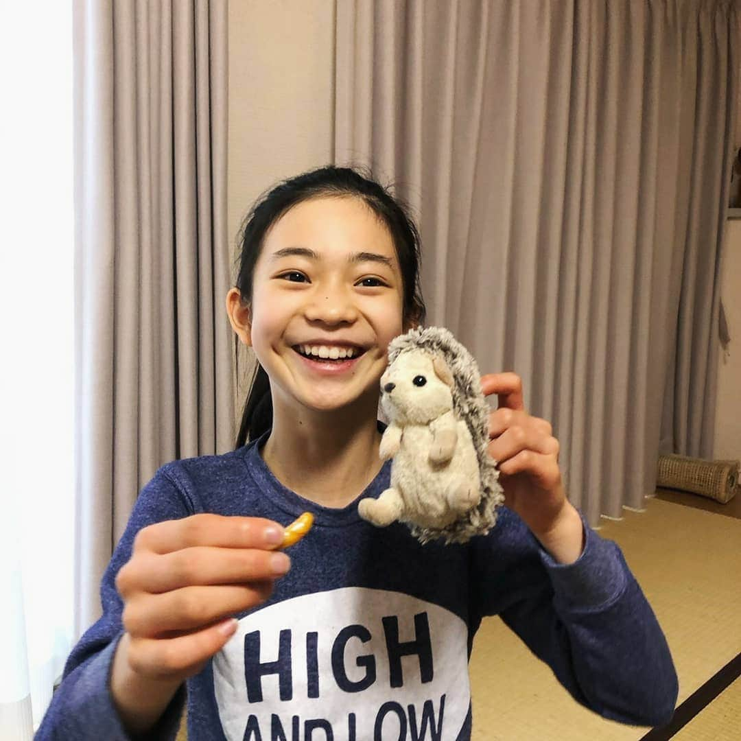 白鳥玉季さんのインスタグラム写真 - (白鳥玉季Instagram)「3/1(月)よる8時からフジテレビ「痛快TV スカッとジャパン」にドラマ出演します🌠 たのしみにしててね🙌  写真は楽屋でハリーと遊んでまってたとき🦔  #スカッとジャパン #白鳥玉季」2月28日 18時20分 - shiratori_tamaki